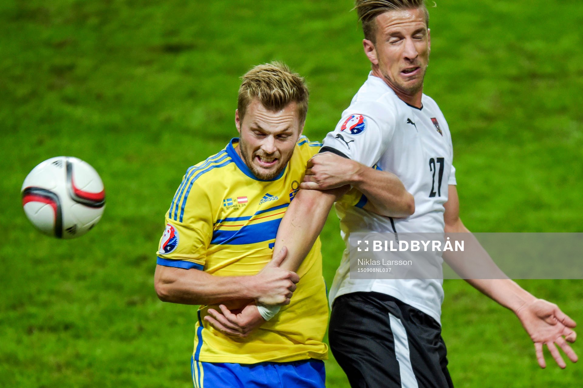 Sveriges Sebastian Larsson och Österrikes Marc Janko i en