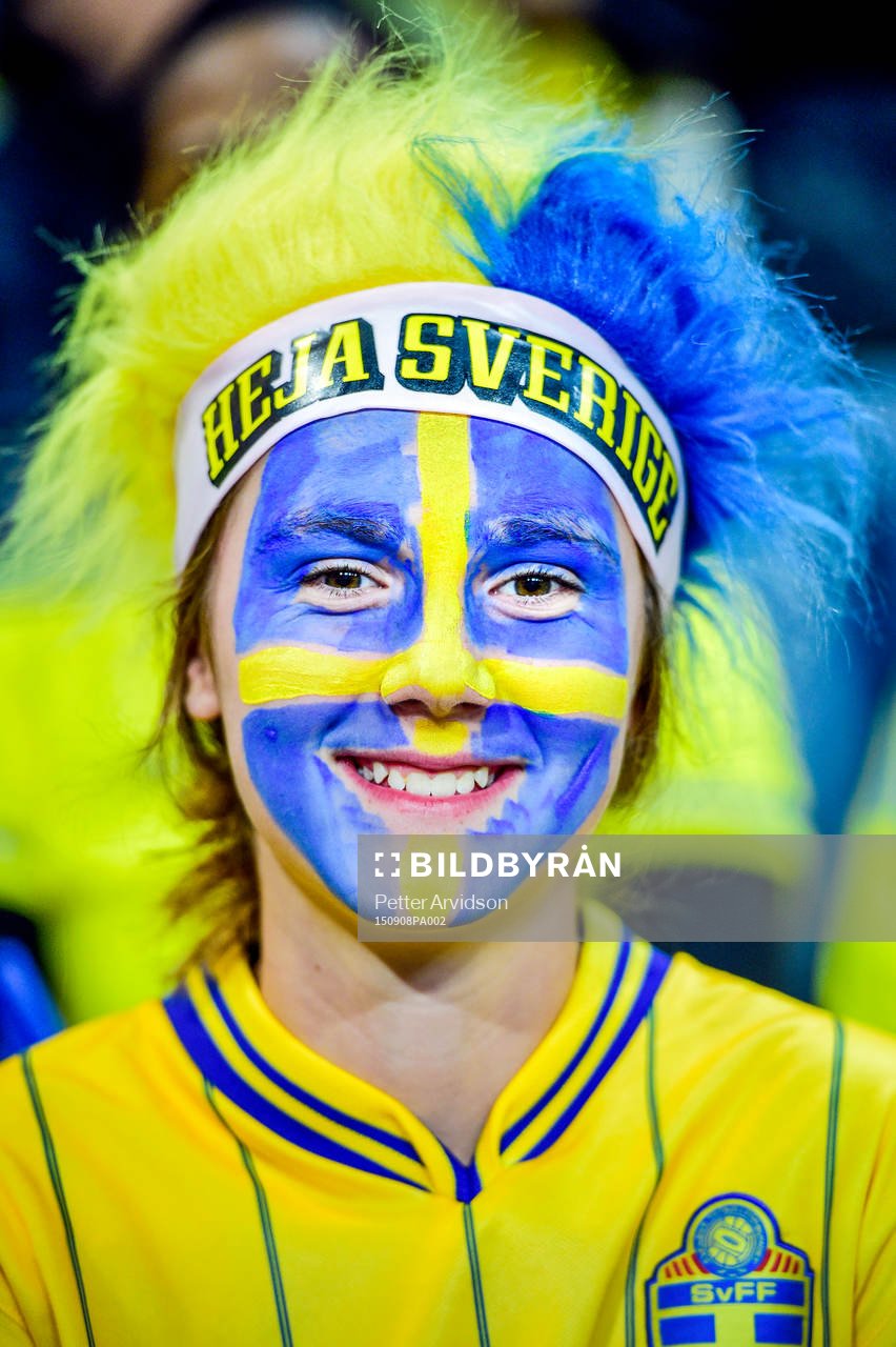 Svensk supporter före fotbollsmatchen i EM-kvalet mellan