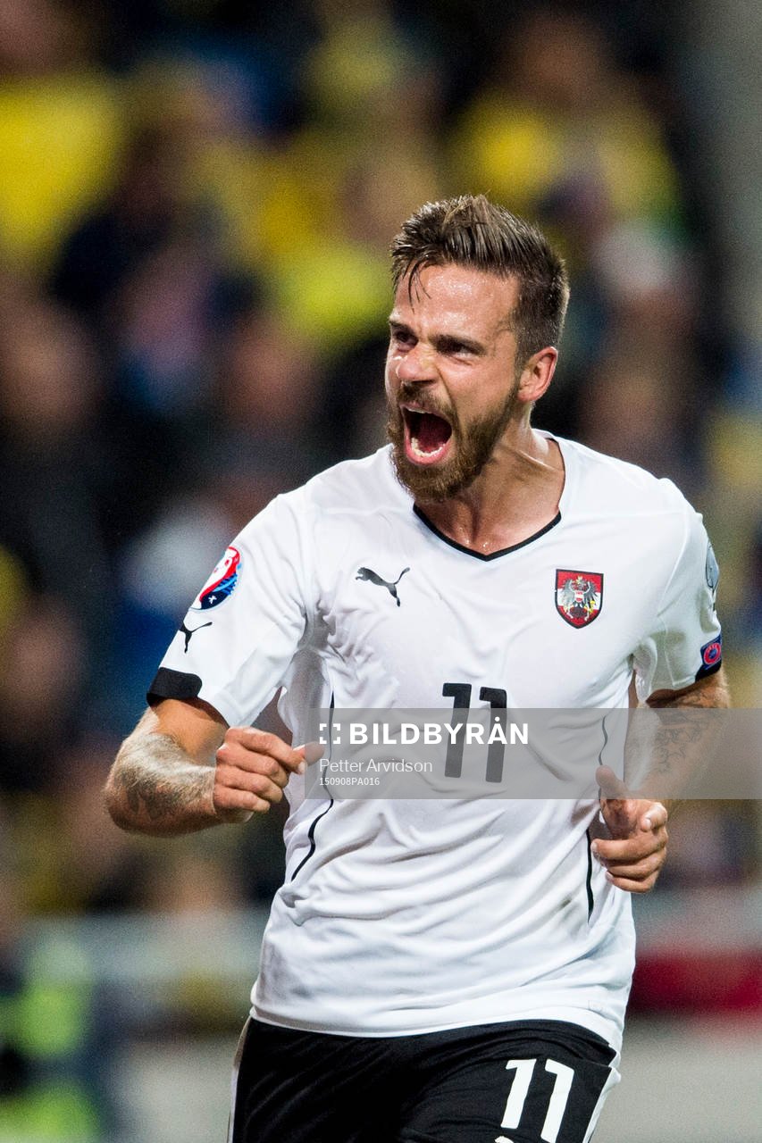Österrikes Marek Harnik jublar