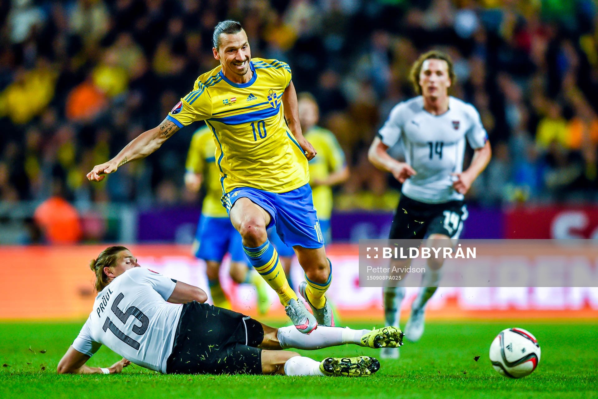 Österrikes Sebastian Prödl glidtacklar Sveriges s/under
