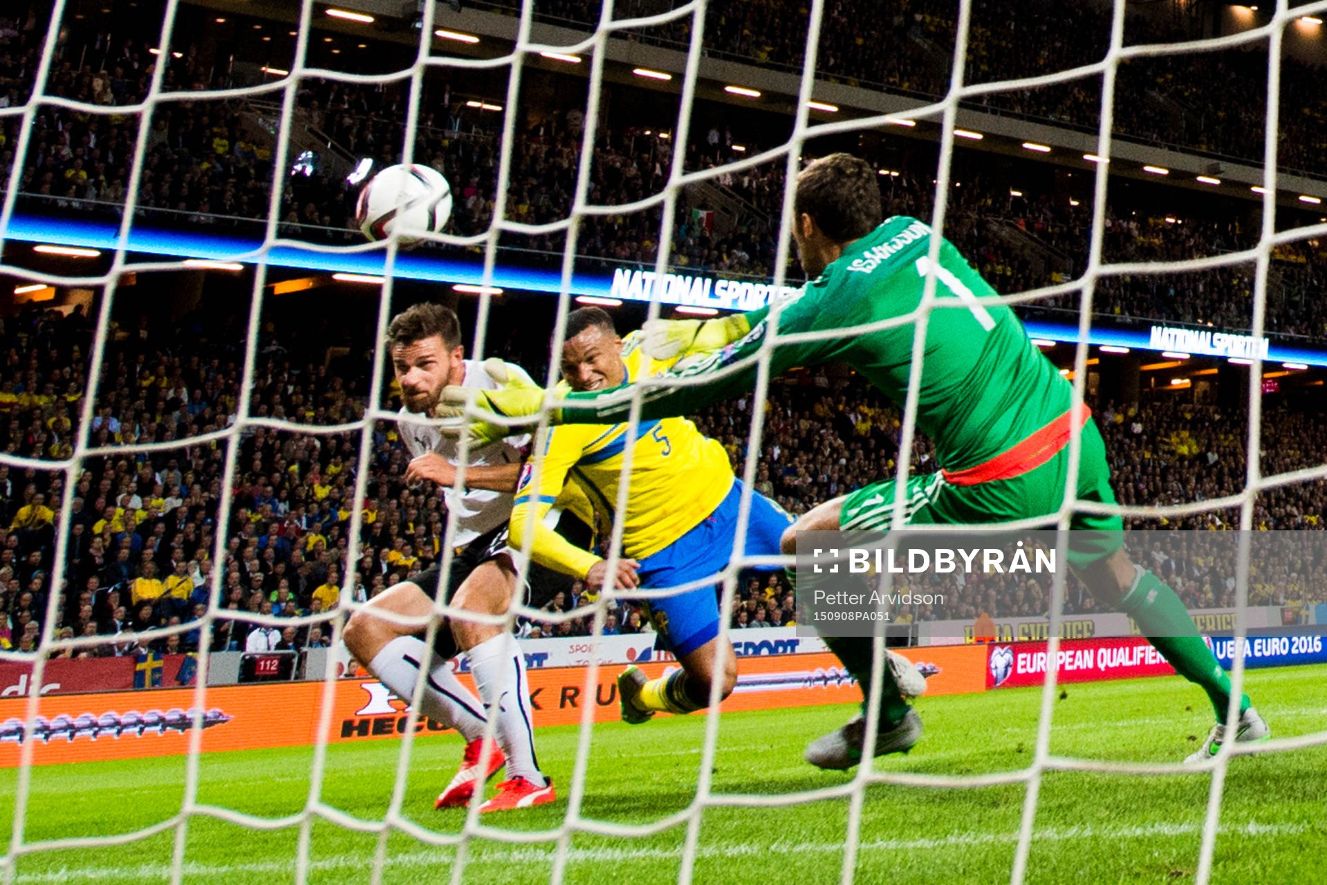 Österrikes Marek Harnik gör 0-2 bakom Sveriges målvakt Andreas Isaksson i kamp med Martin Olsson under fotbollsmatchen i EM-kvalet mellan Sverige och Österrike den 8 september 2015 i Stockholm.