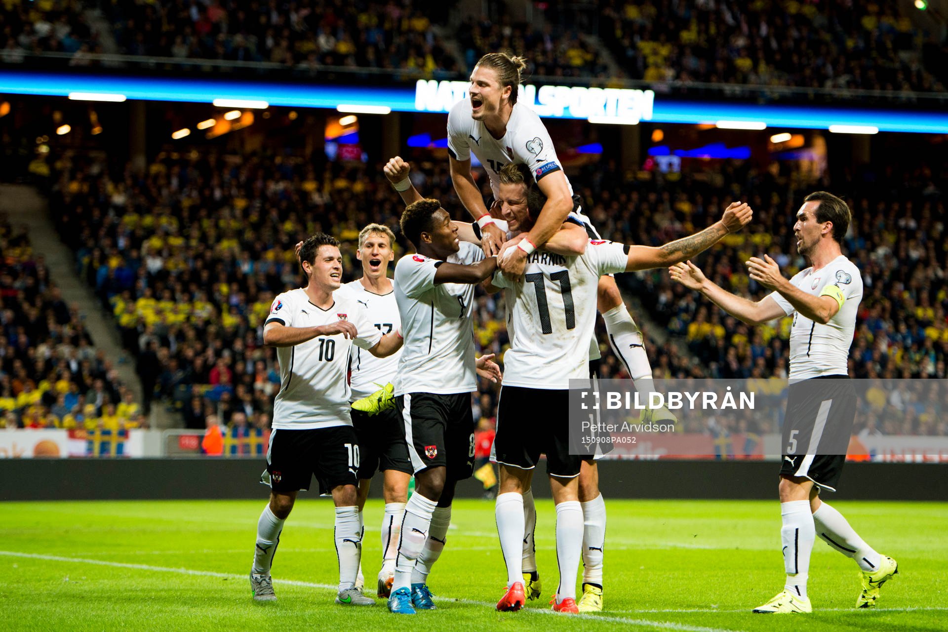 Österrikes spelare (med Sebastian Prödl högst upp) jublar efter att Marek Harnik (m) gjort 0-2 under fotbollsmatchen i EM-kvalet mellan Sverige och Österrike den 8 september 2015 i Stockholm.