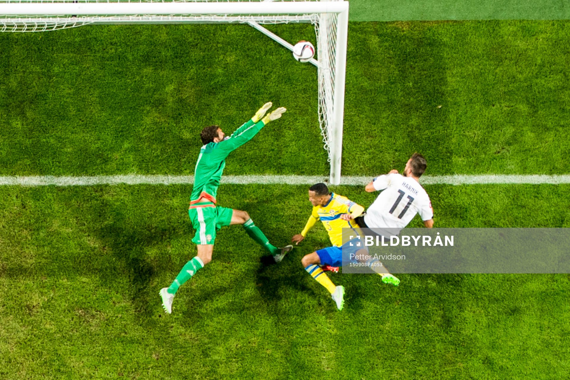Österrikes Marek Harnik gör 0-2 bakom Sveriges målvakt Andreas Isaksson i kamp med Martin Olsson under fotbollsmatchen i EM-kvalet mellan Sverige och Österrike den 8 september 2015 i Stockholm.