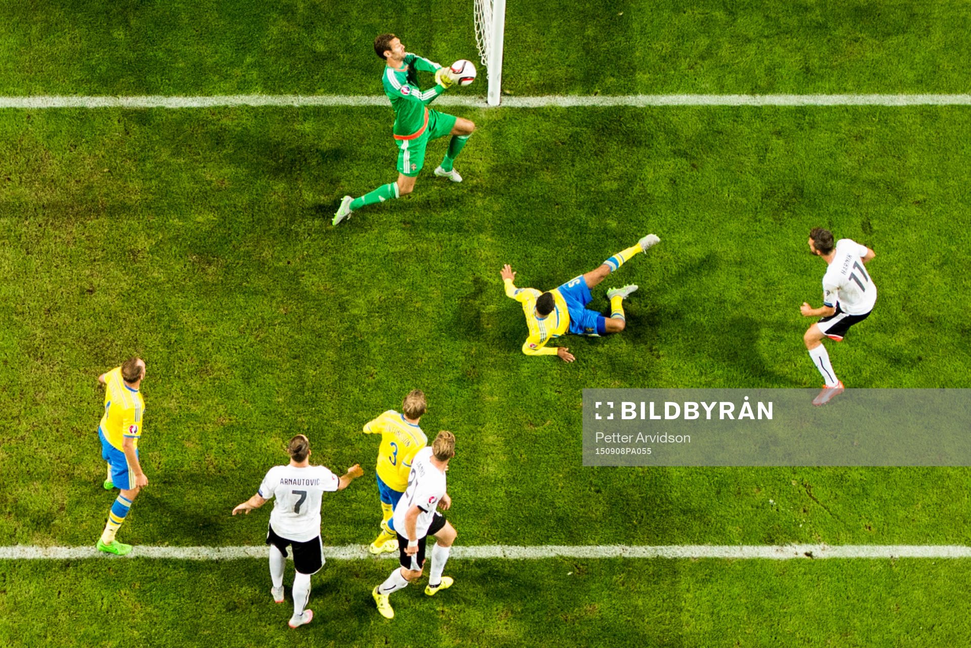 Sveriges målvakt Andreas Isaksson gör en räddning på skott från Österrikes Marek Harnik (th) under fotbollsmatchen i EM-kvalet mellan Sverige och Österrike den 8 september 2015 i Stockholm.