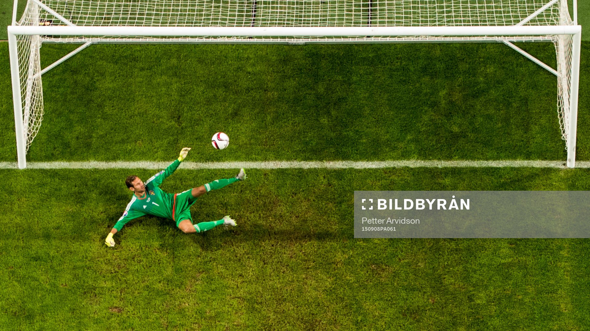 Sveriges målvakt Andreas Isaksson släpper in 0-1 från