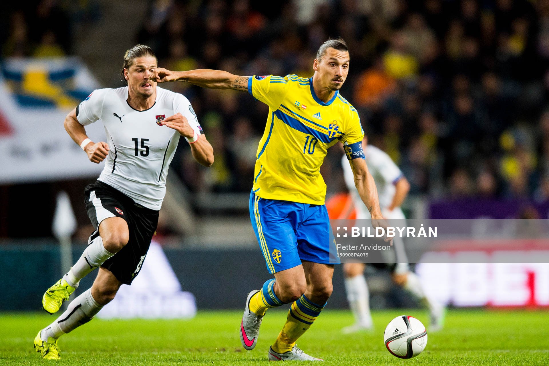 Österrikes Sebastian Prödl och Sveriges Zlatan Ibrahimovic under fotbollsmatchen i EM-kvalet mellan Sverige och Österrike den 8 september 2015 i Stockholm.