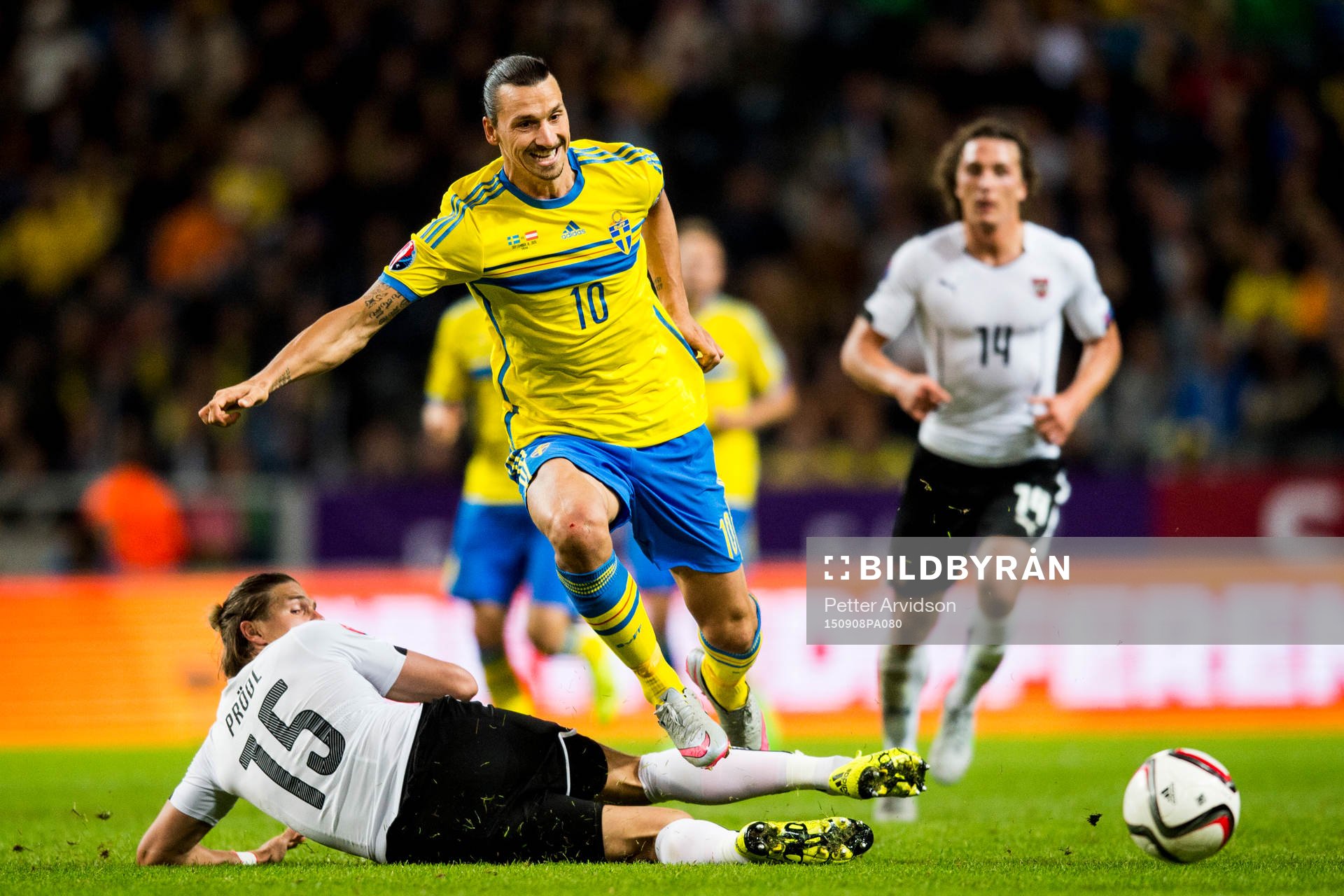 Österrikes Sebastian Prödl och Sveriges Zlatan Ibrahimovic under fotbollsmatchen i EM-kvalet mellan Sverige och Österrike den 8 september 2015 i Stockholm.