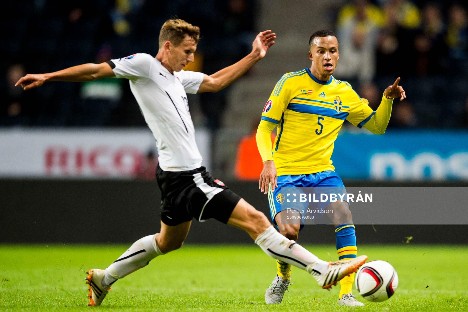 Österrikes Marc Janko och Sveriges Martin Olsson