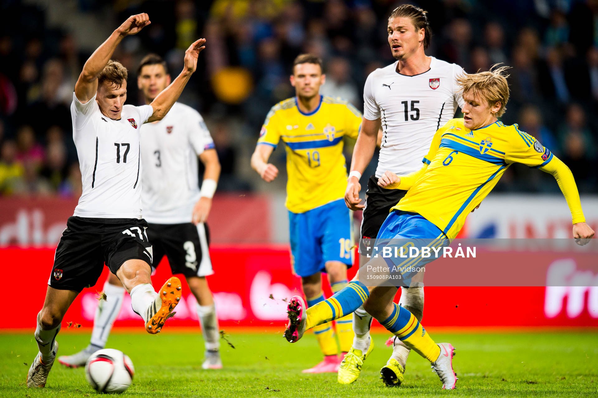 Sveriges Emil Forsberg skjuter