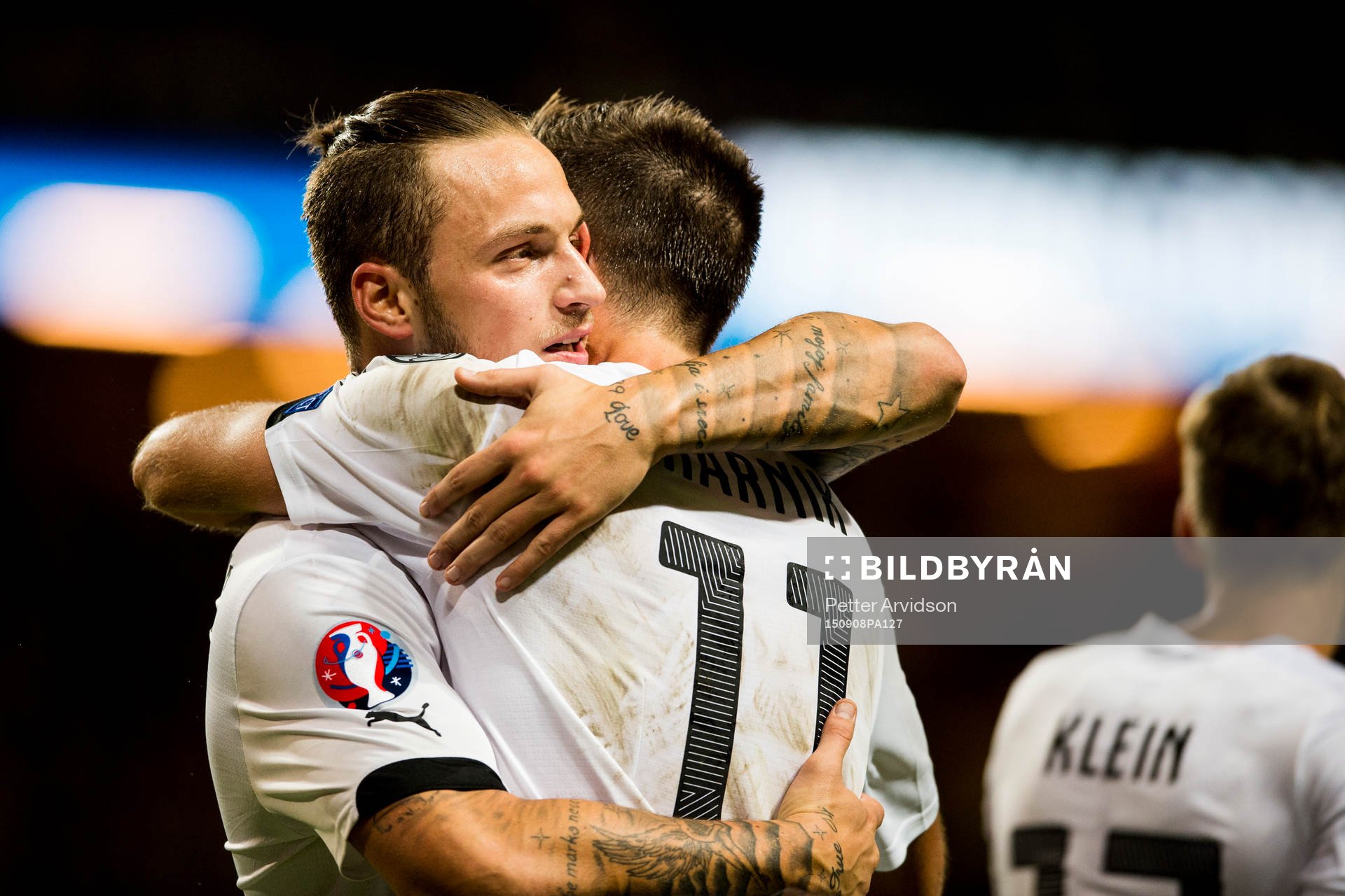 Österrikes Sebastian Prödl kramar om Marek Harnik