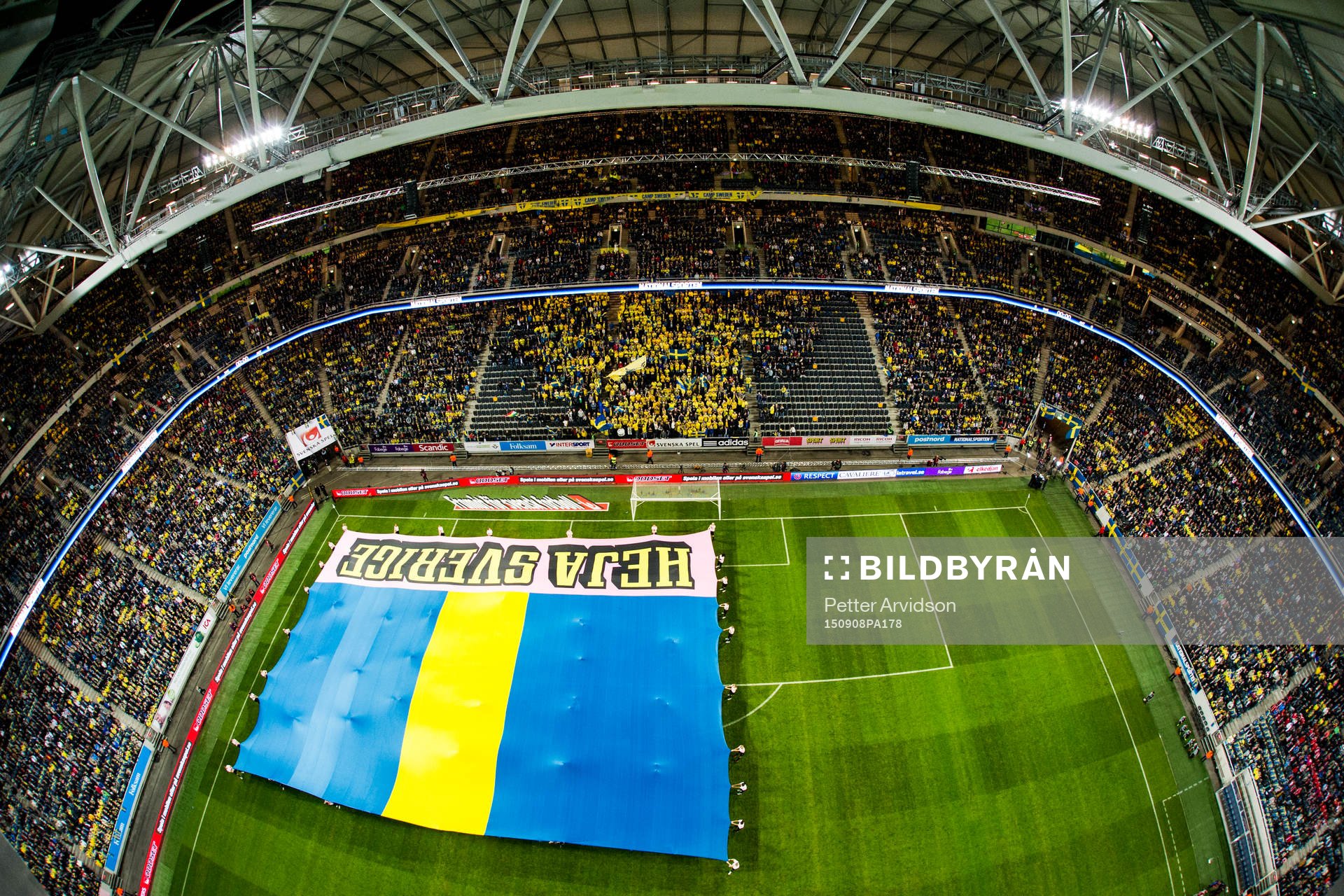 Stora inmarschflaggan på Friends Arena