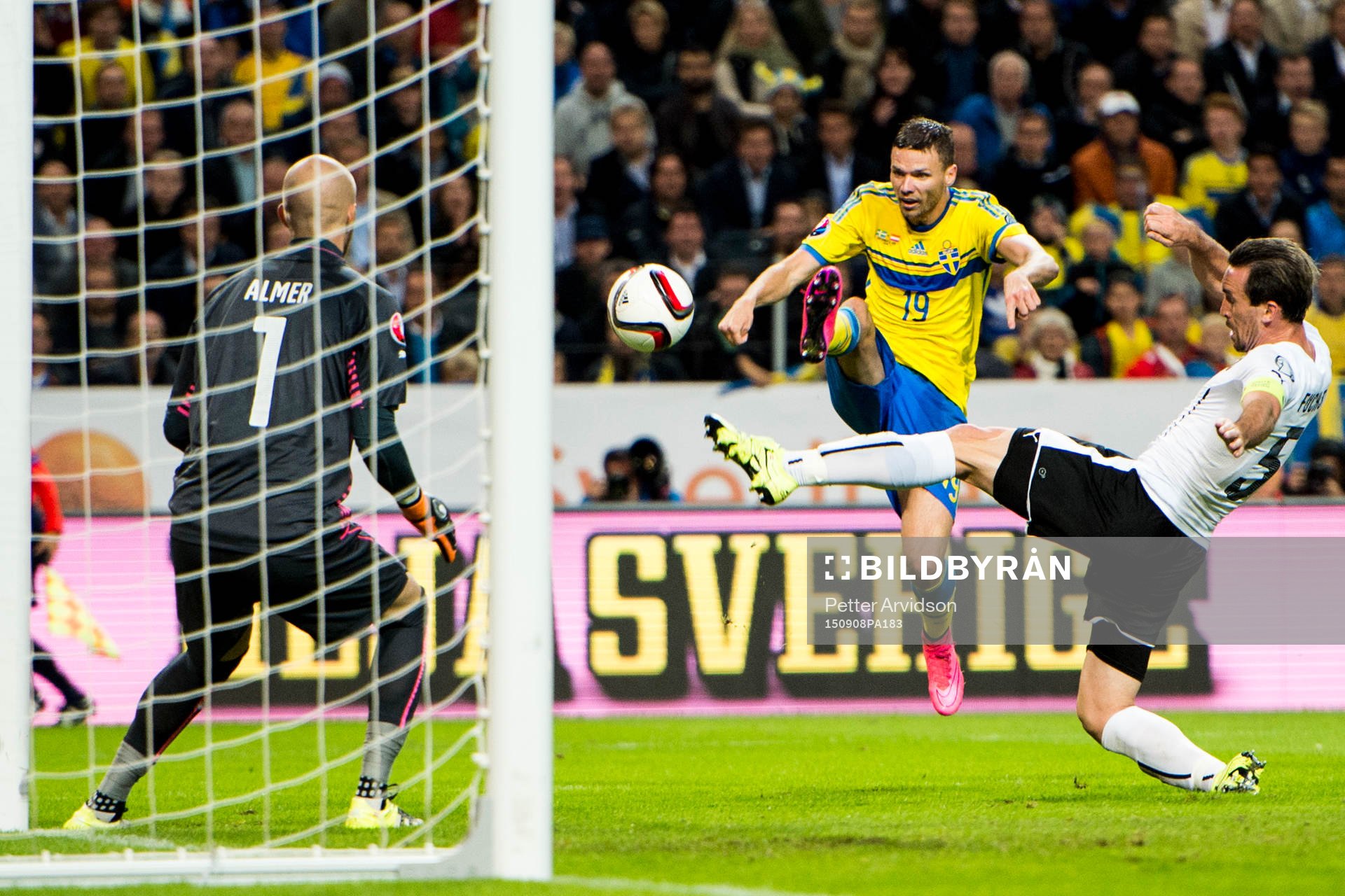 Sveriges Marcus Berg med en farlig målchans mot