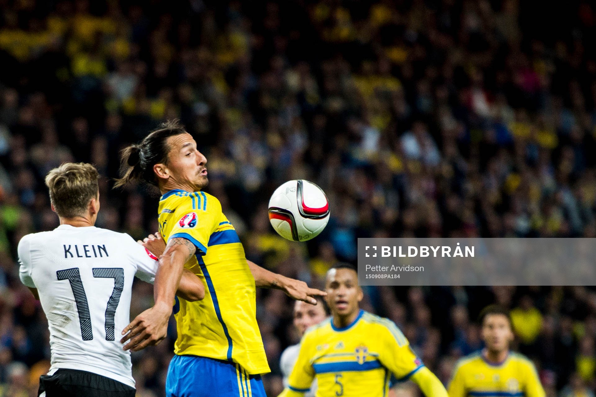 Sveriges Zlatan Ibrahimovic och Österrikes Florian Klein