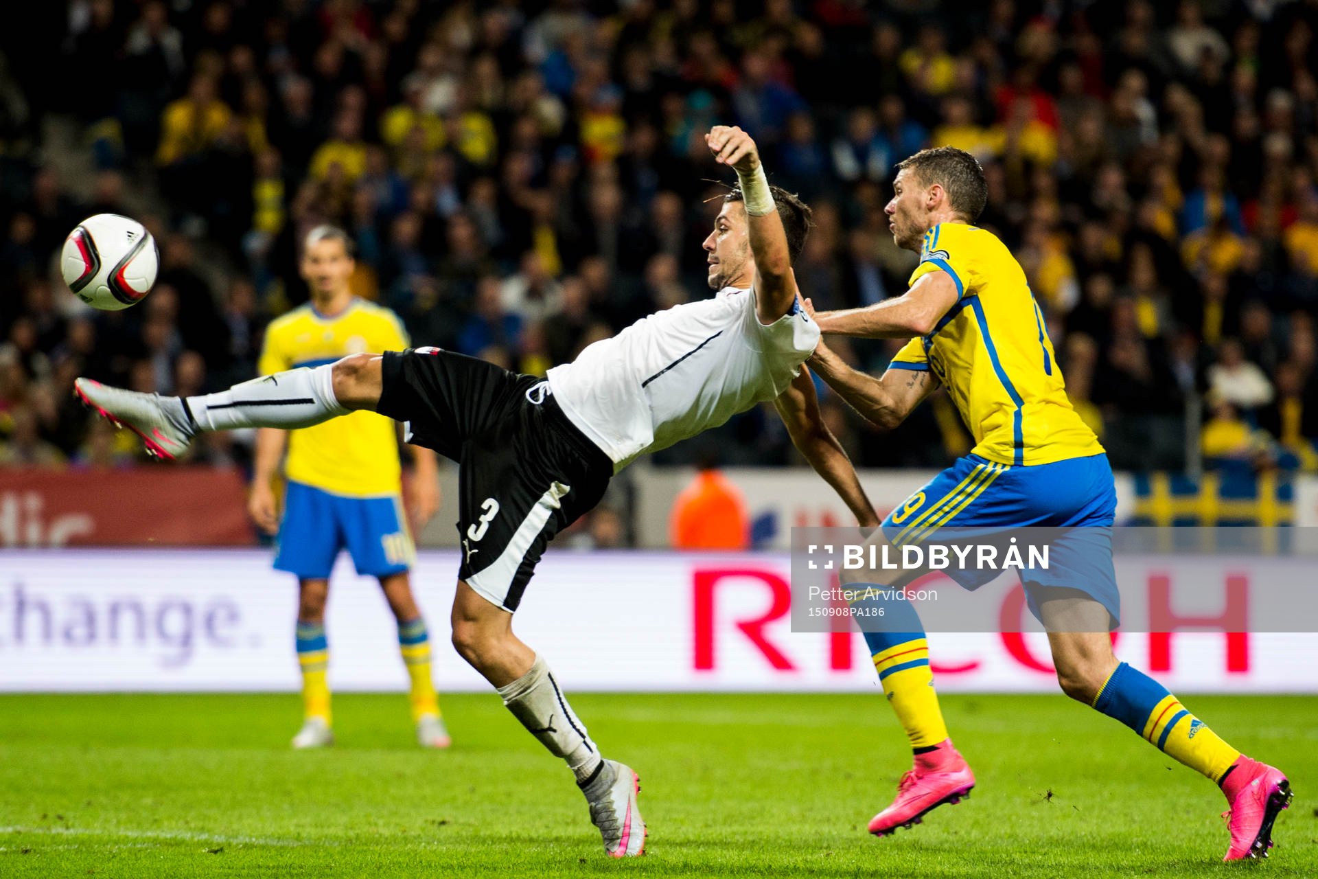 Österrikes Aleksandar Dragovic och Sveriges Marcus Berg