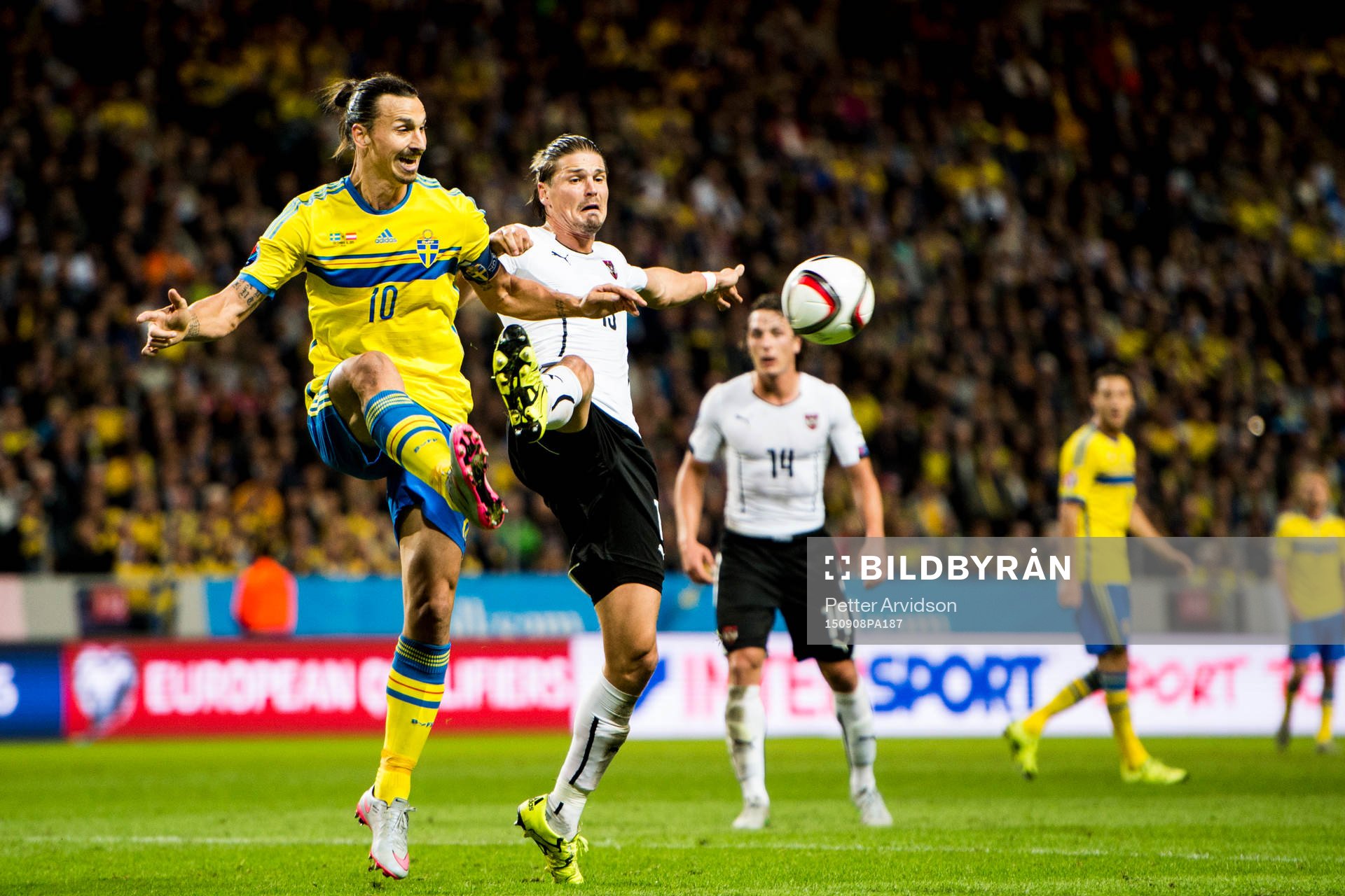 Sveriges Zlatan Ibrahimovic och Österrikes Sebastian Prödl