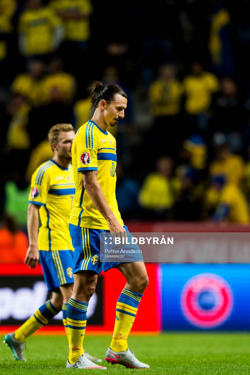 Sveriges Zlatan Ibrahimovic och Sebastian Larsson deppar
