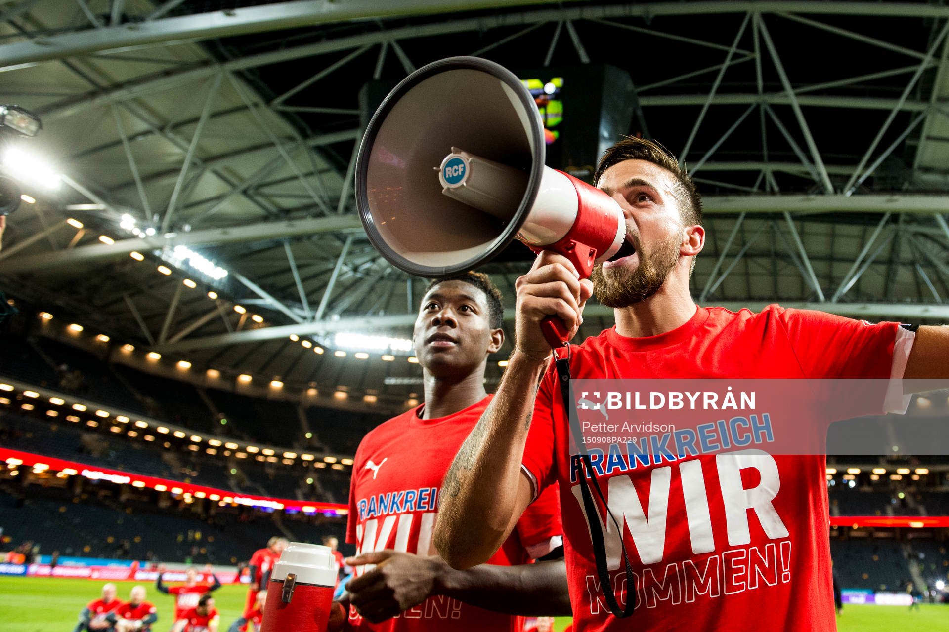 Österrikes David Alaba och Marek Harnik jublar