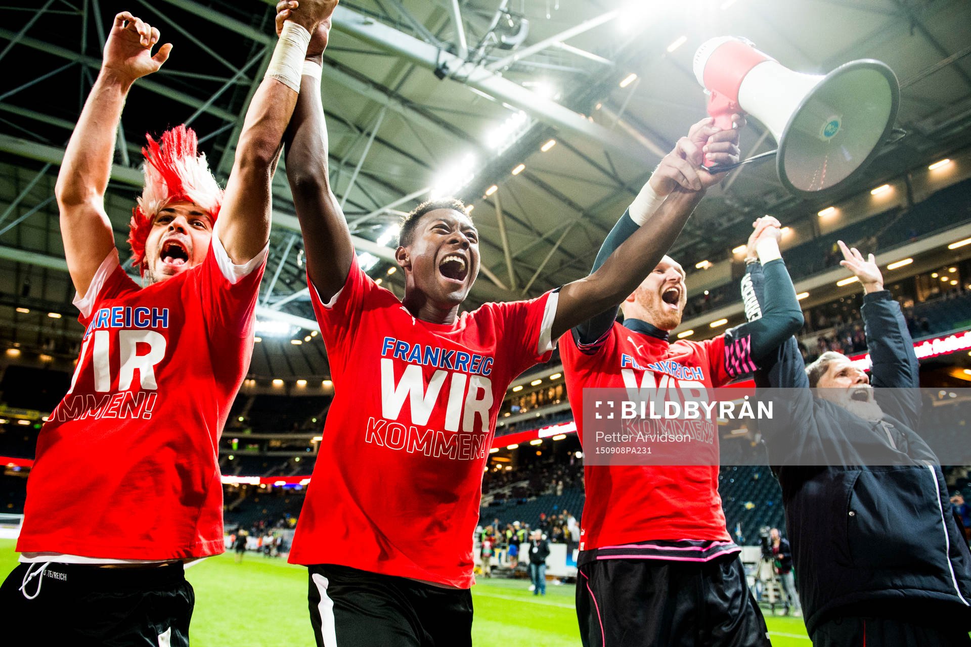 Österrikes Aleksandar Dragovic och David Alaba jublar