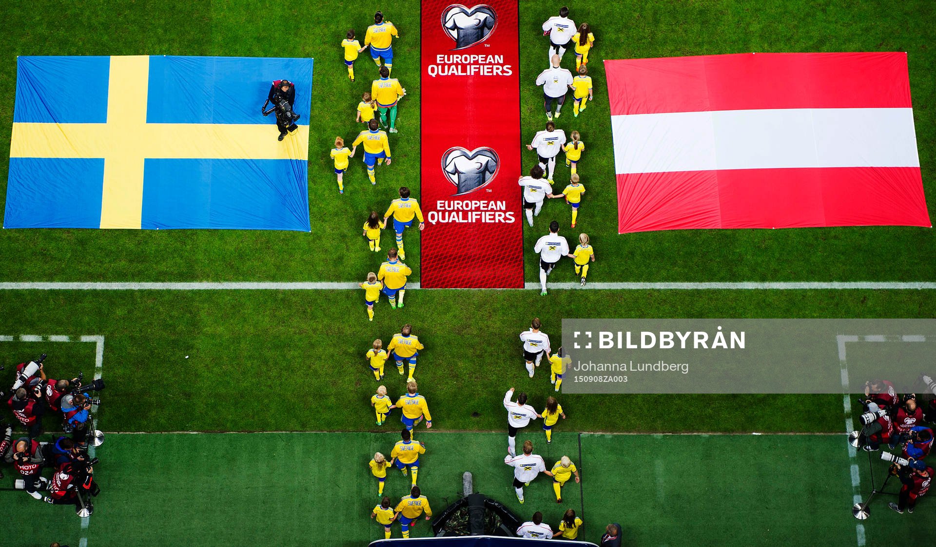 Sveriges och Österrikes spelare äntrar planen