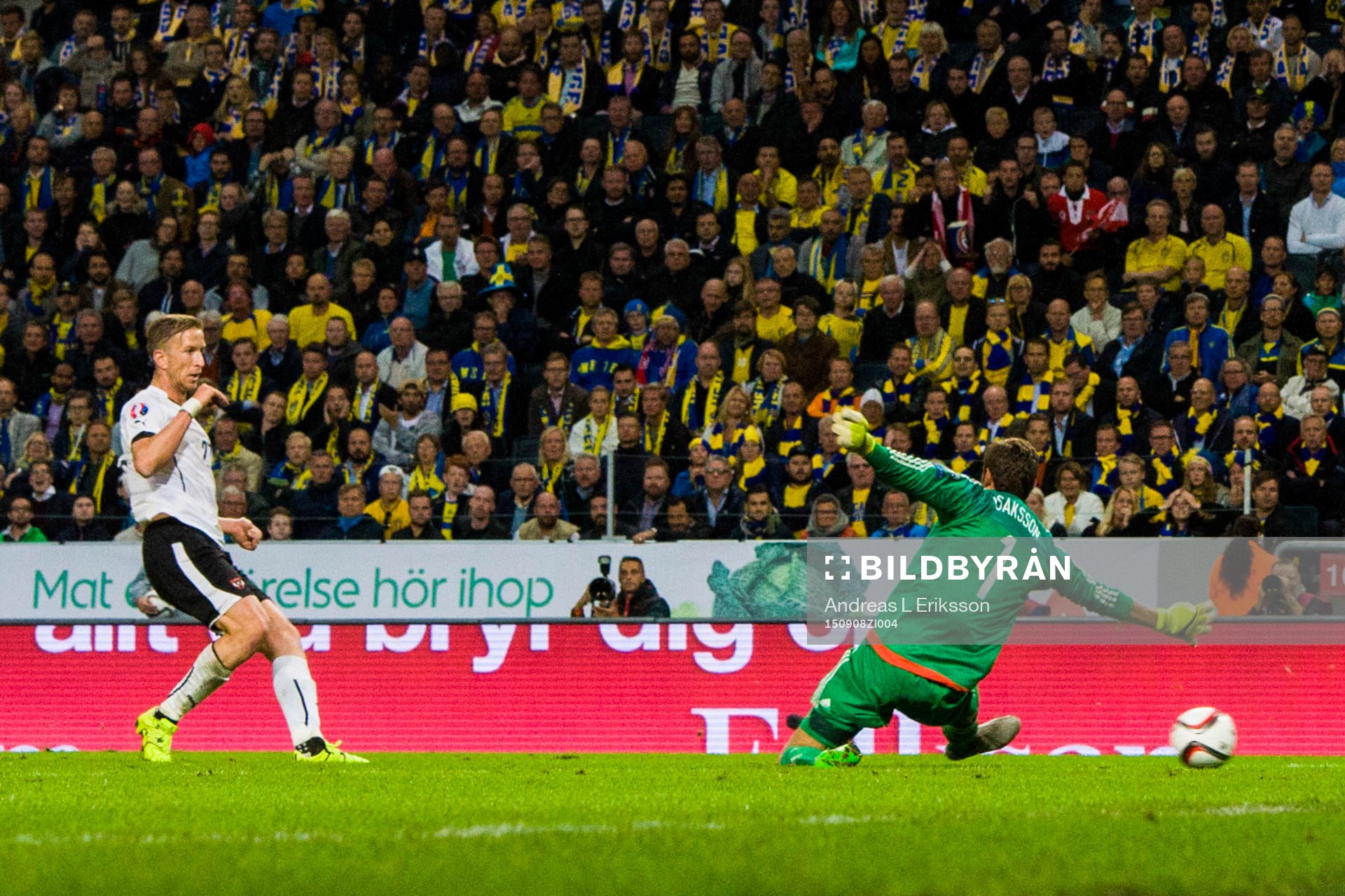 Österrikes Marc Janko gör 3-0 bakom Sveriges målvakt