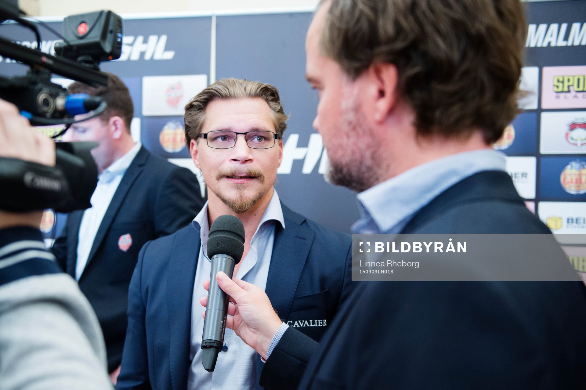 Malmös tränare Björn Hellkvist pratar med media