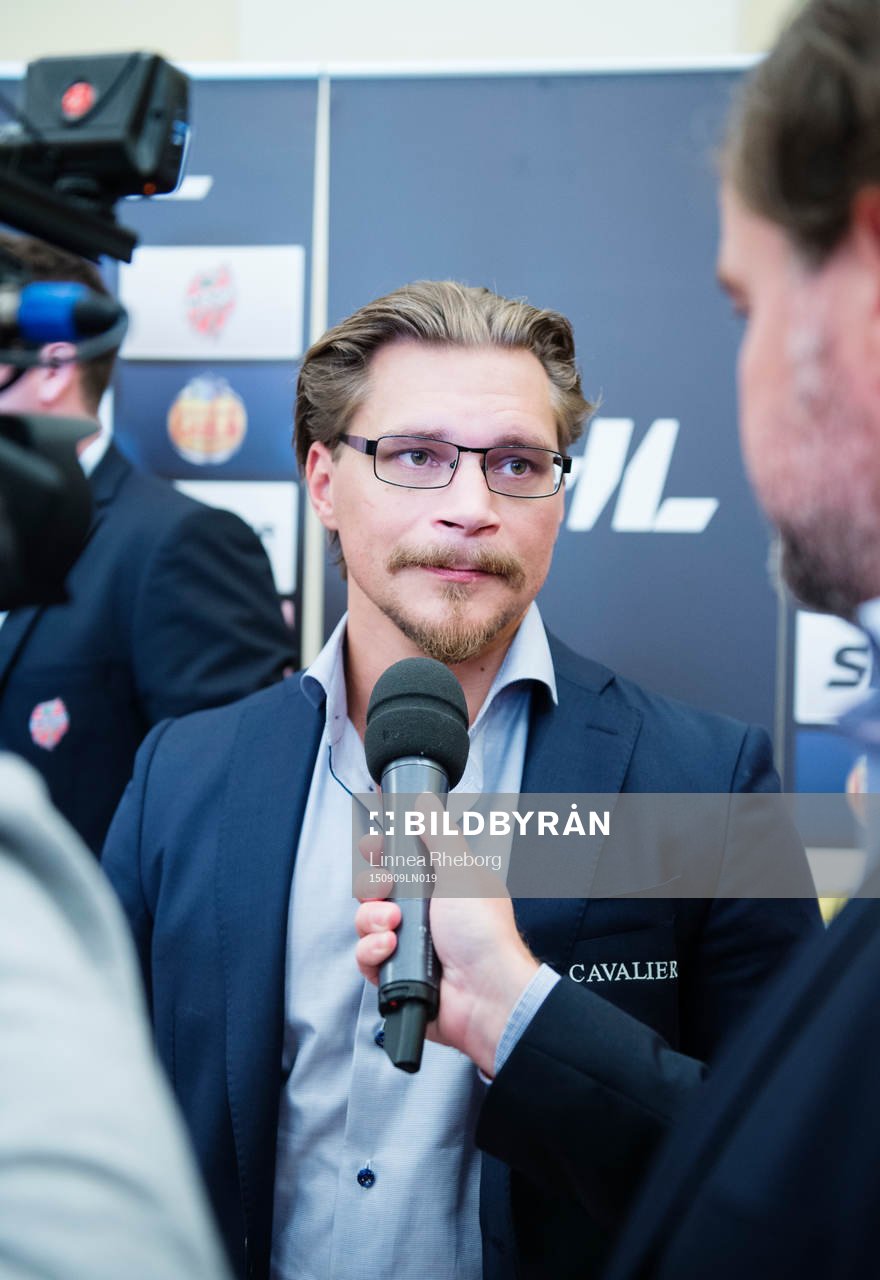 Malmös tränare Björn Hellkvist pratar med media