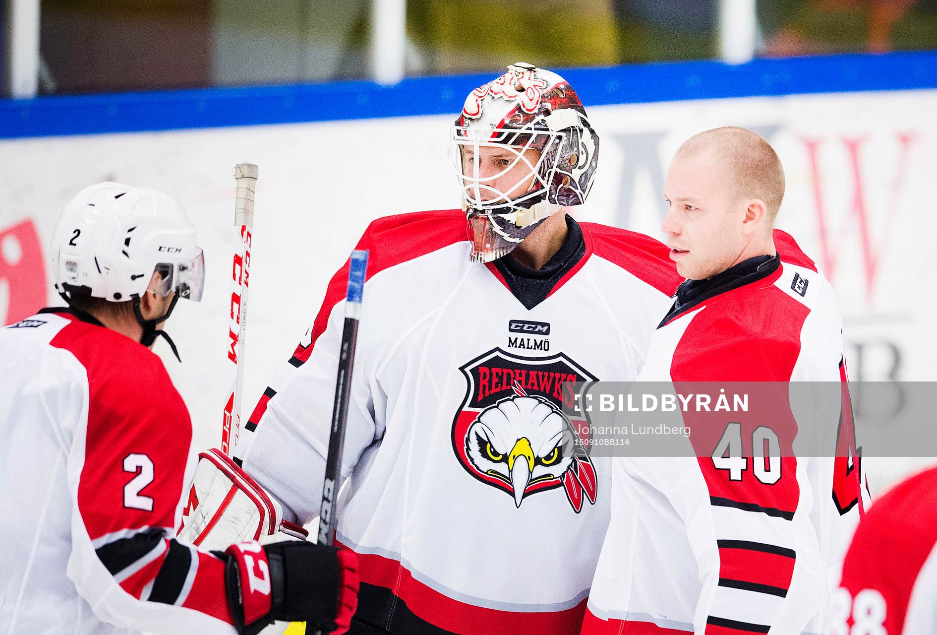 Malmö Redhawks målvakt Pontus Sjögren gratulerar