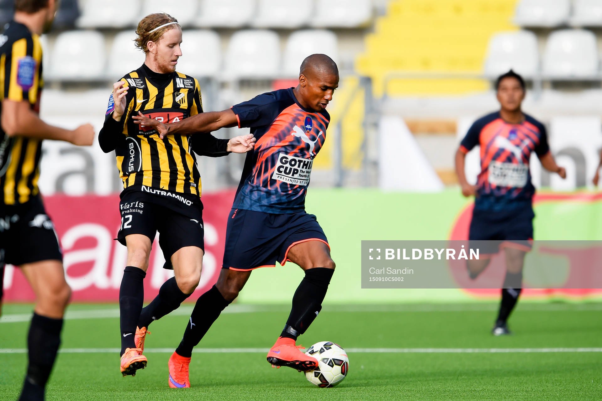 Häckens Samuel Gustafson och Delhi Dynamos Florent Malouda