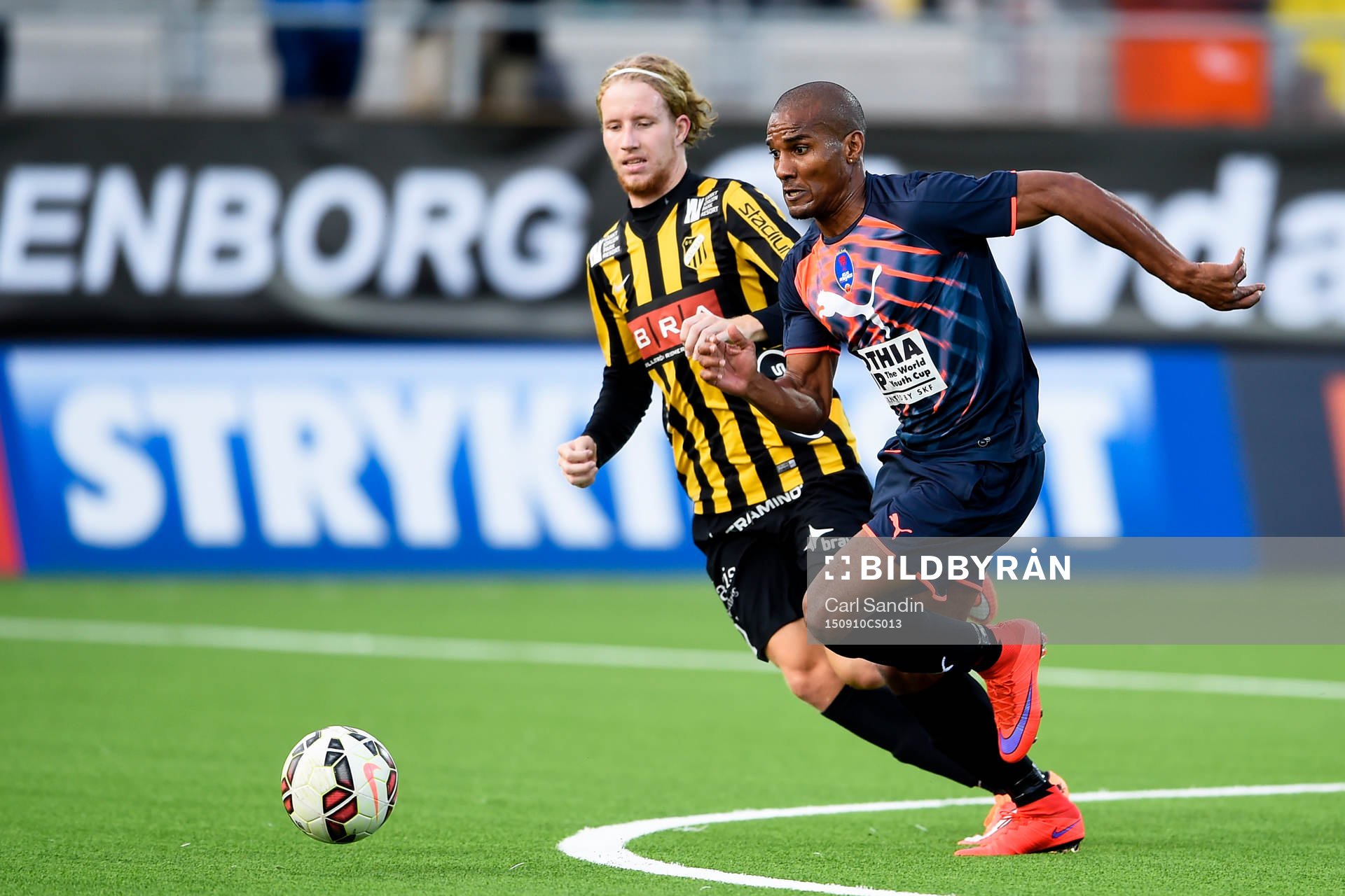 Häckens Samuel Gustafson och Delhi Dynamos Florent Malouda