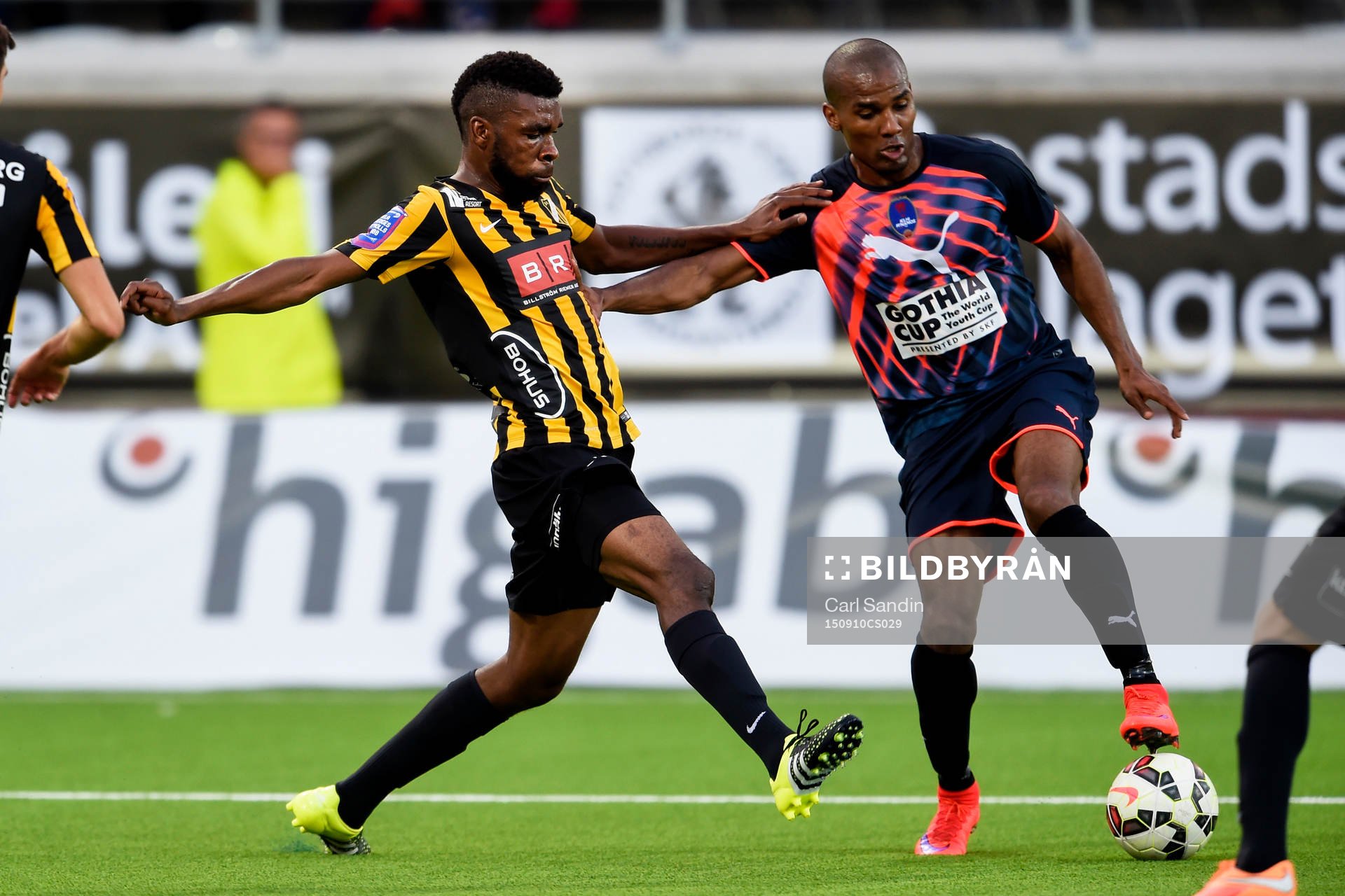 Häckens Tefu Mashamaite och Delhi Dynamos Florent Malouda