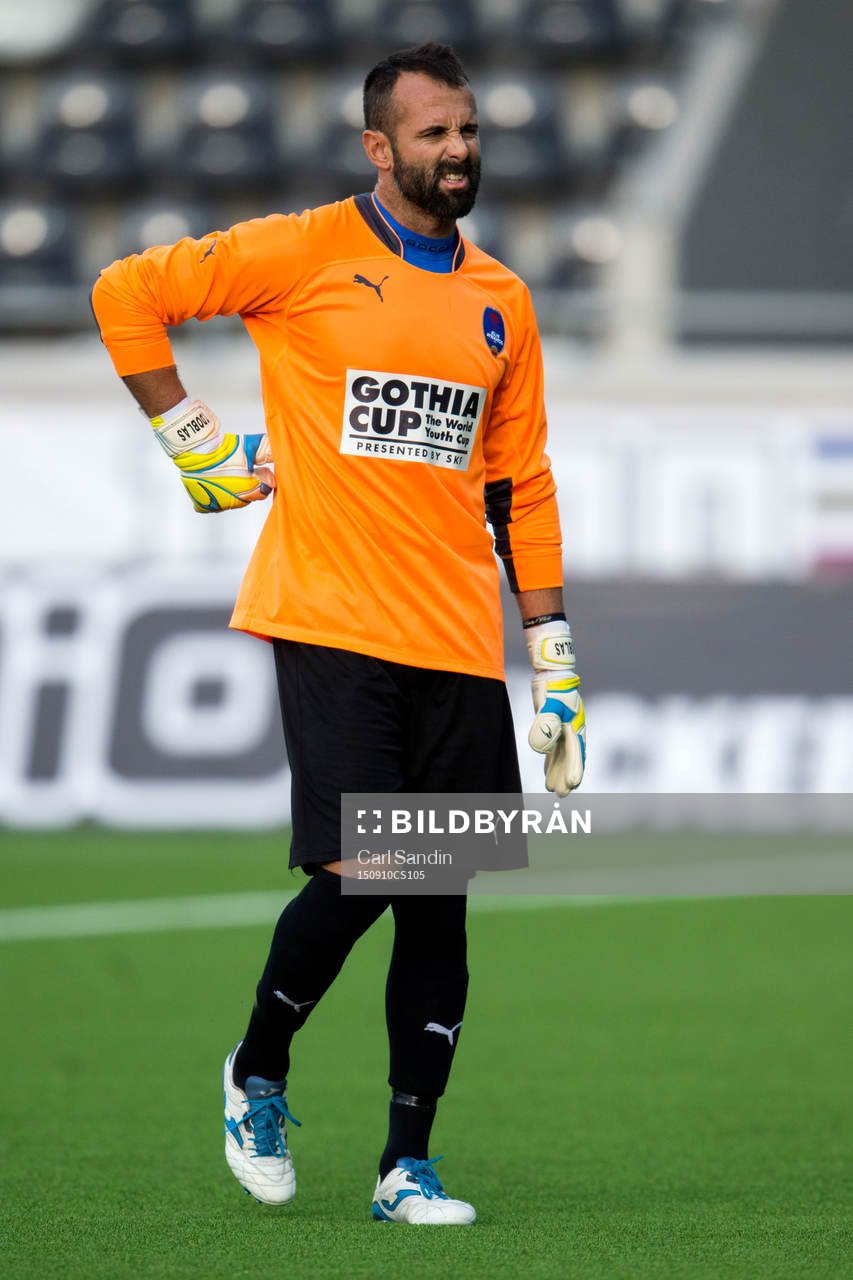 Delhi Dynamos målvakt Toni Doblas tar sig för ryggen
