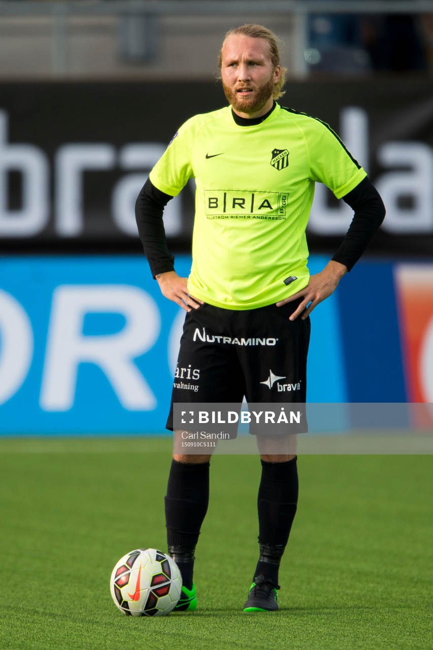 Häckens Emil Wahlström innan fotbollsmatchen mellan