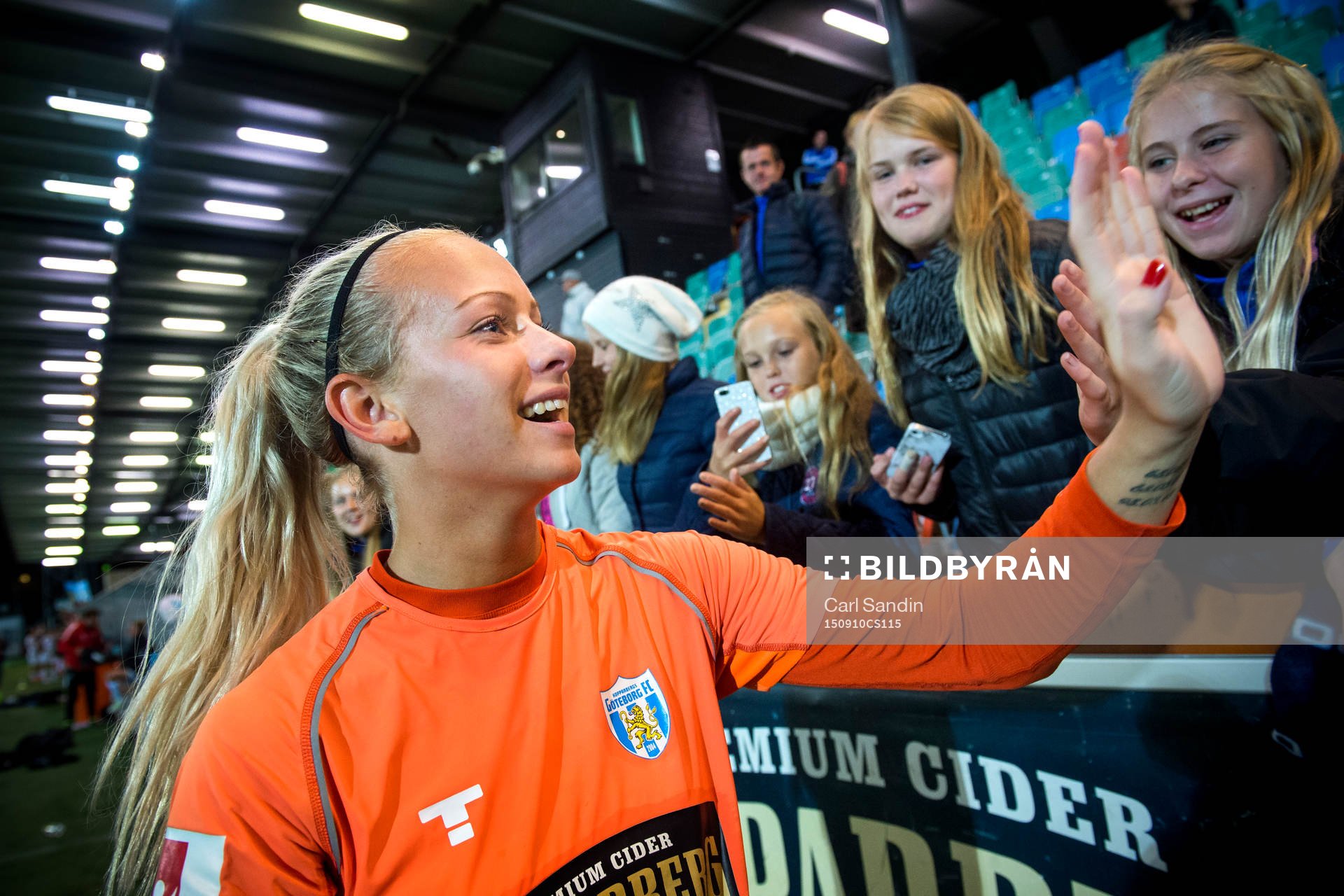 Göteborgs målvakt Fanny Lund jublar med supportrar