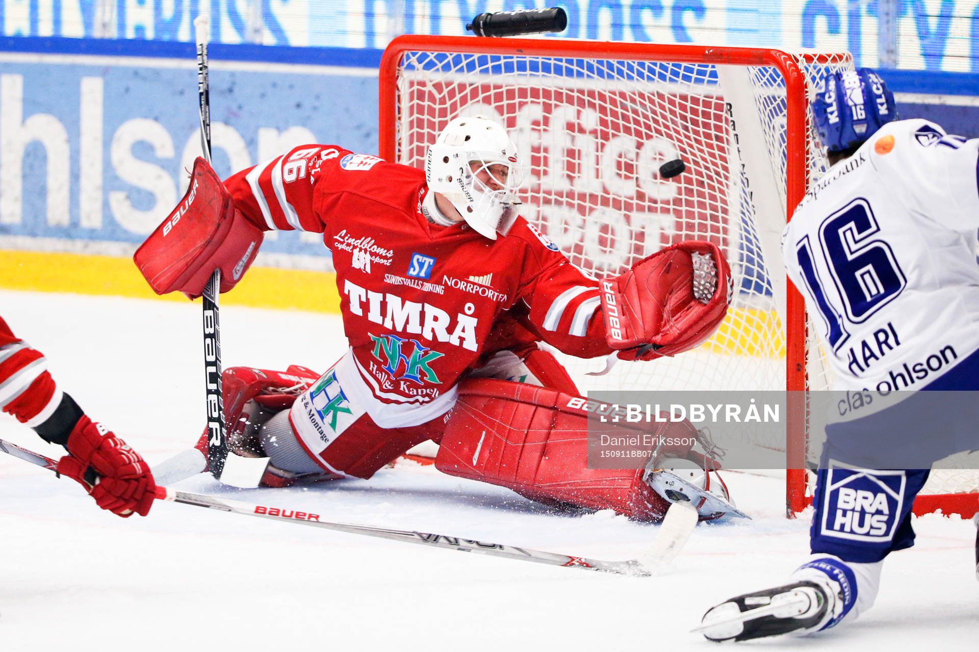 Leksands János Hári gör 1-0 bakom Timrås målvakt Johan