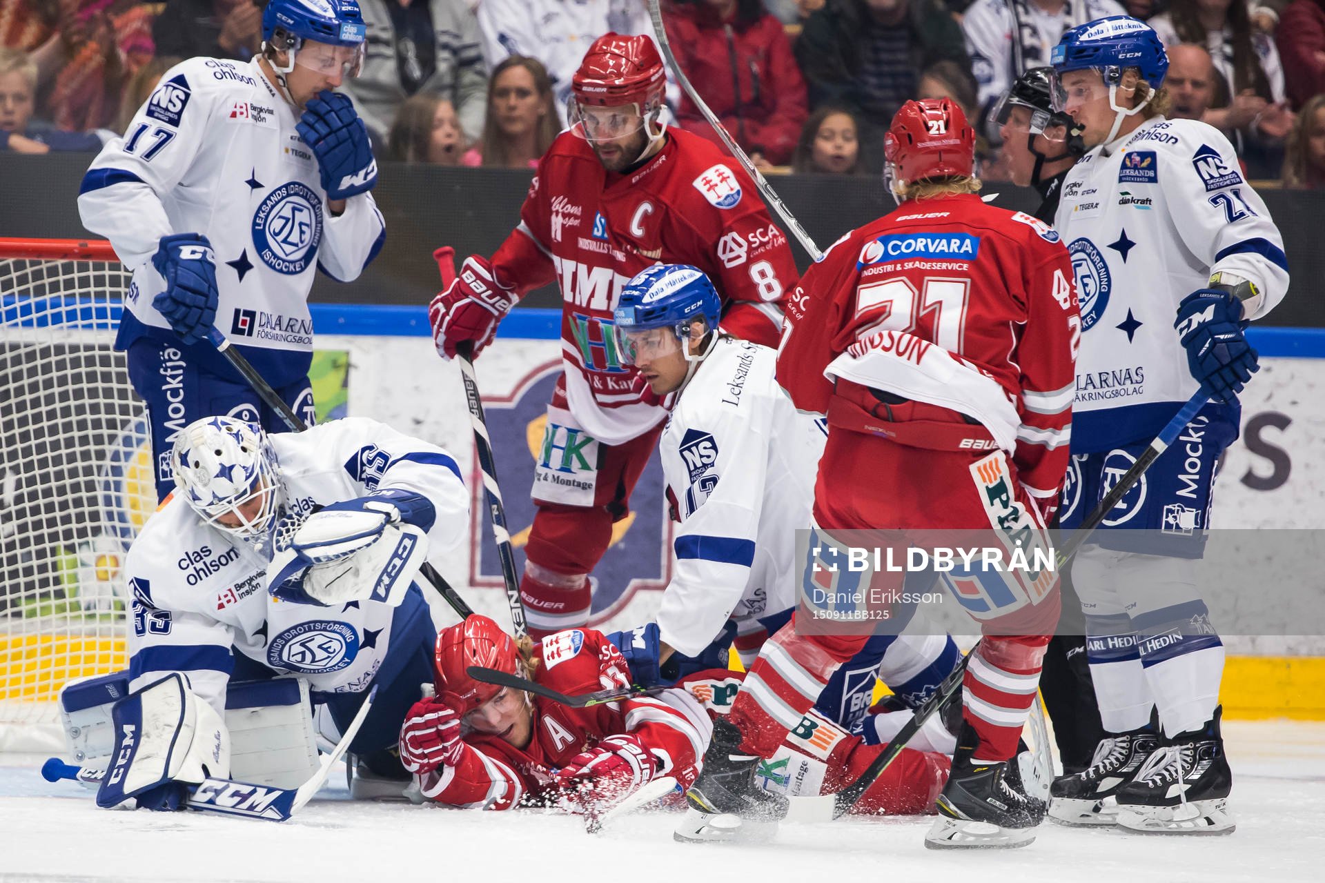 Leksand målvakt Henrik Haukeland räddar i ishockeymatchen