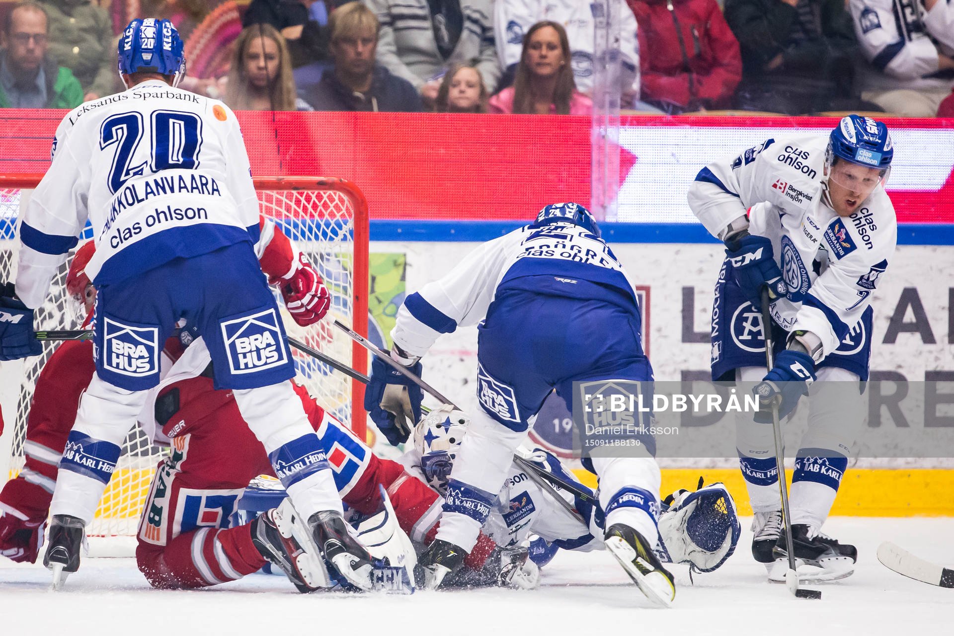 Leksands Tobias Ericsson rensar undan framför målvakt