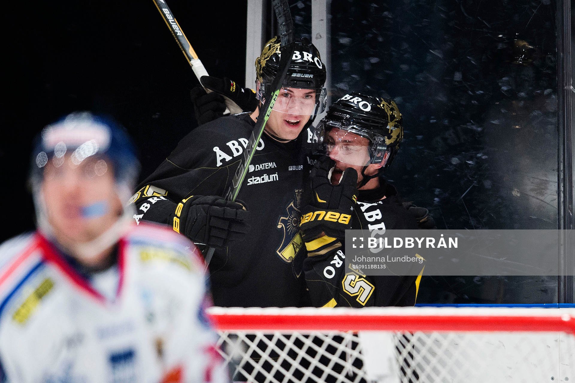 s Simon Fredriksson (tv) gör 2-2 och jublar med Oscar