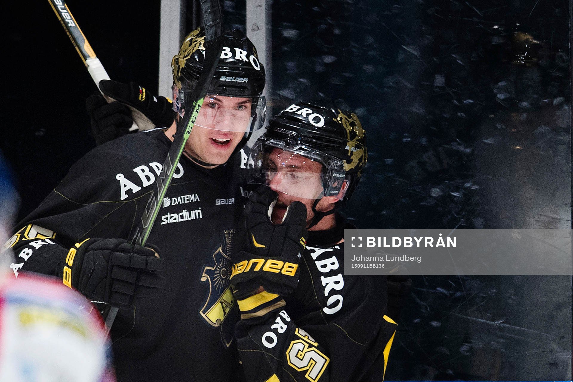 s Simon Fredriksson (tv) gör 2-2 och jublar med Oscar