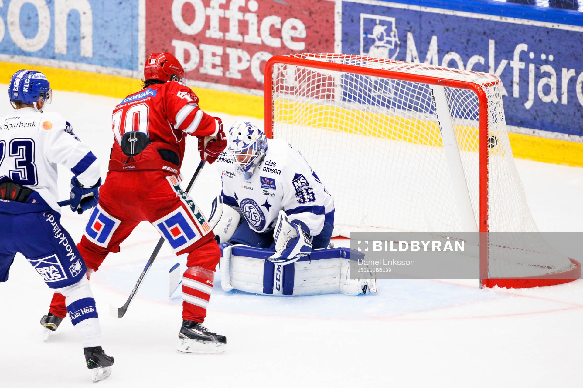Pucken från Timrås Marcus Bohman går in bakom Leksands