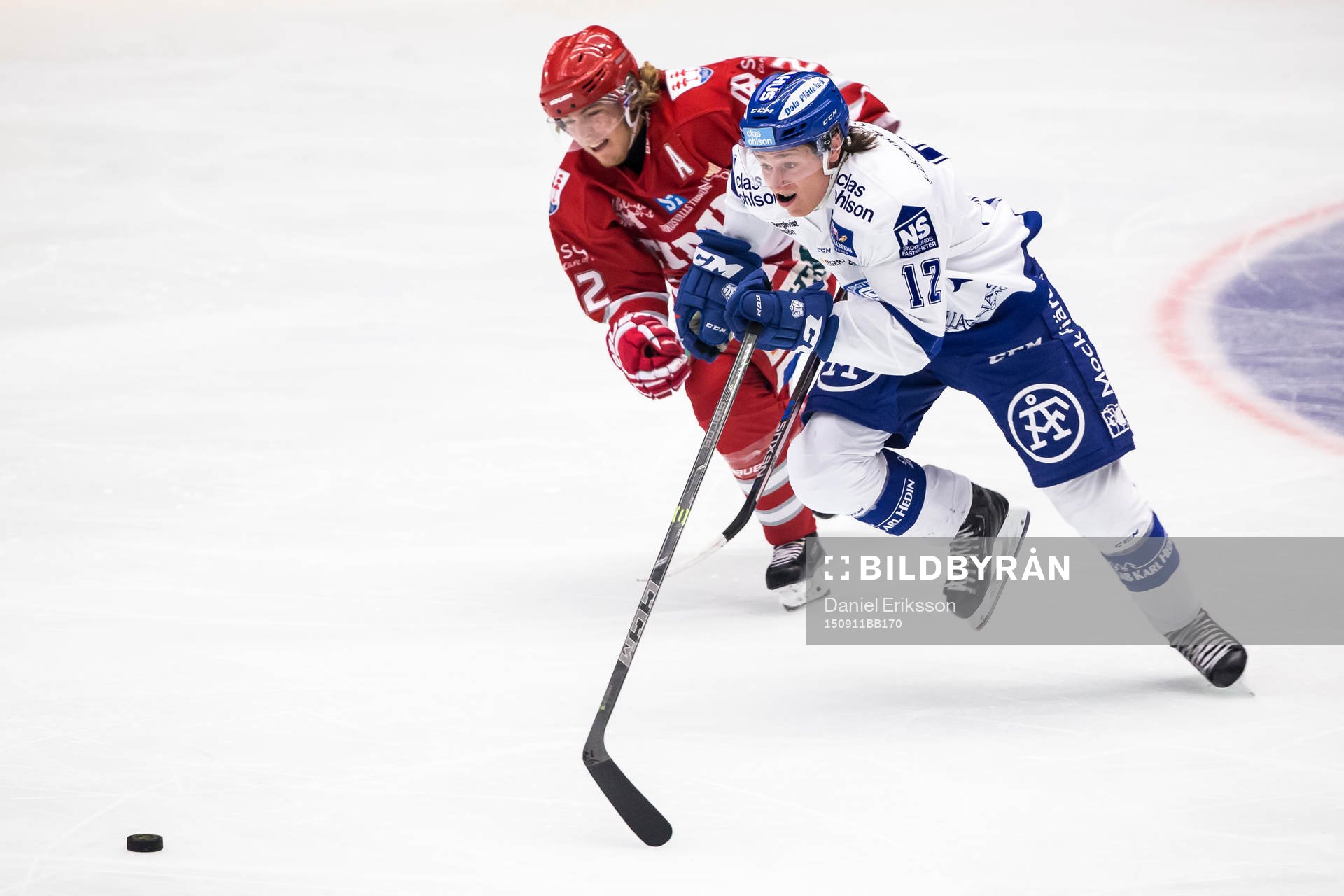 Leksands Fredrik Forsberg  och Timrås Emil Berglund jagar