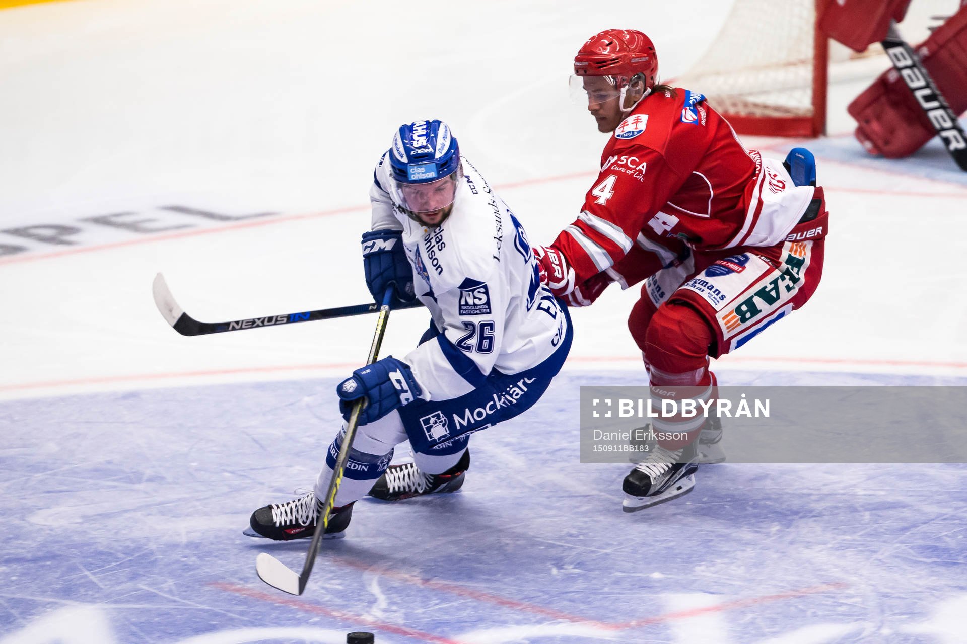 Leksands Mike Embach jagas av Timrås Mattias Nilsson