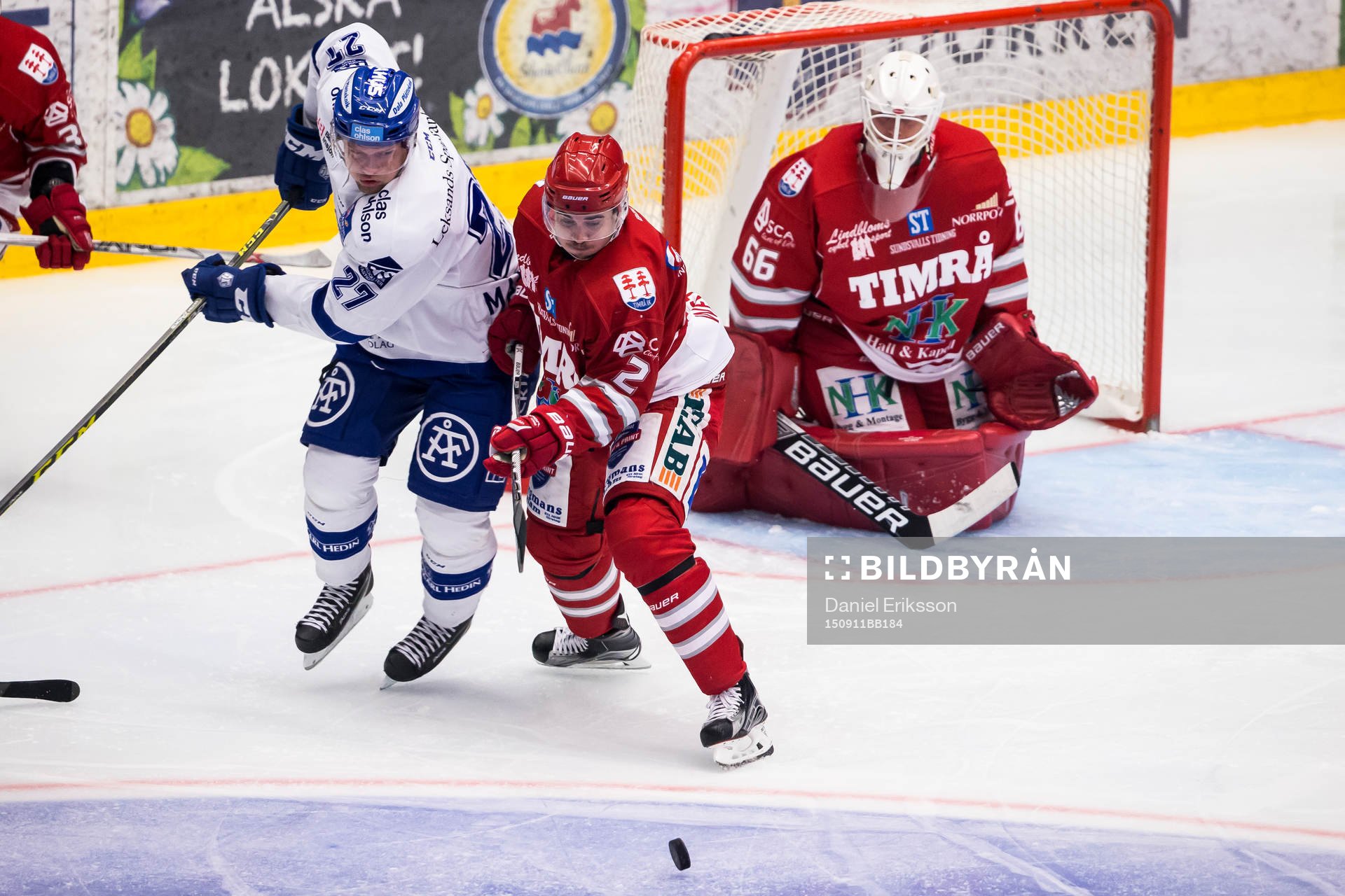 Leksands Viktor Mårtensson och Timrås Jens Westin i kamp