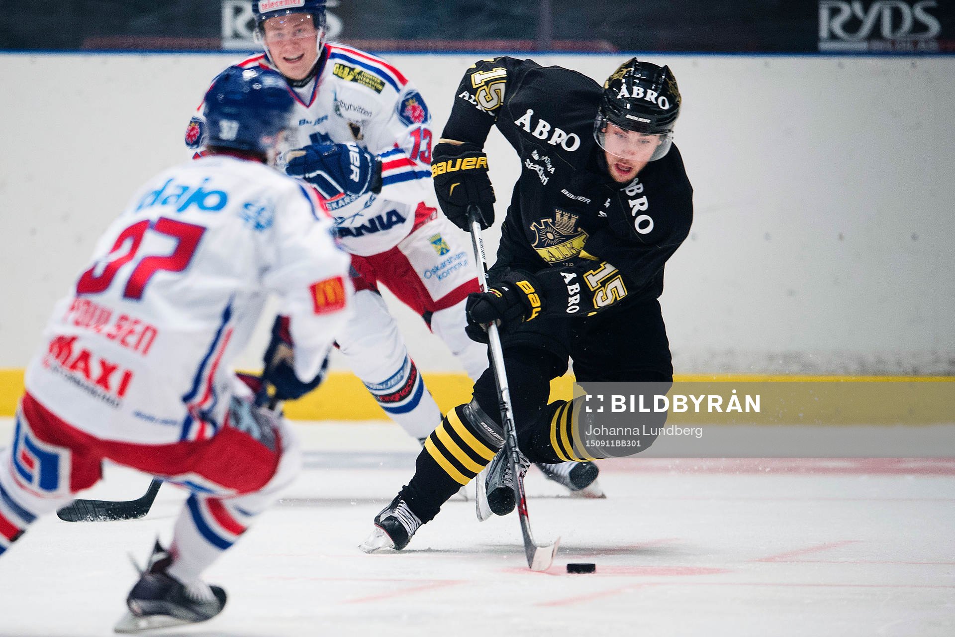 s Jonathan Andersson försöker ta sig förbi Oskarshamns