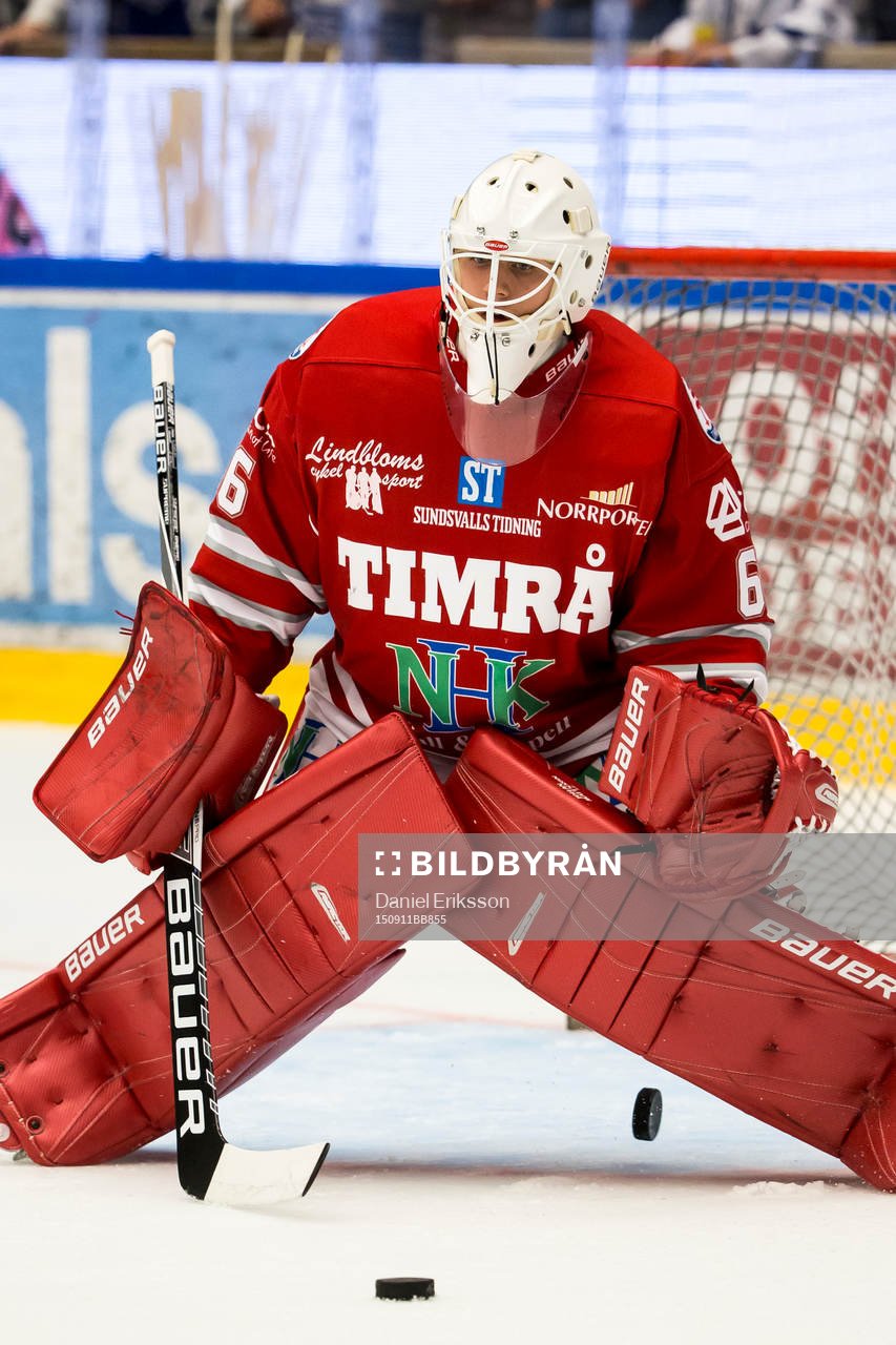 Timrå målvakt Johan Mattsson i ishockeymatchen i