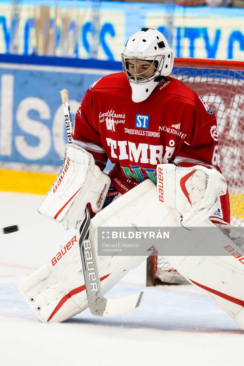 Timrå målvakt Adam Ohre i ishockeymatchen i