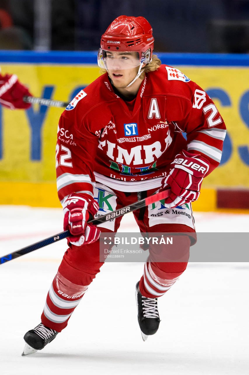 Timrå Emil Berglund i ishockeymatchen i hockeyallsvenskan