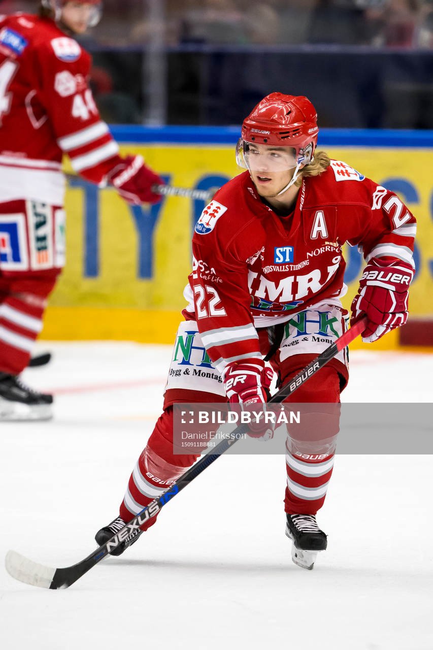 Timrå Emil Berglund i ishockeymatchen i hockeyallsvenskan