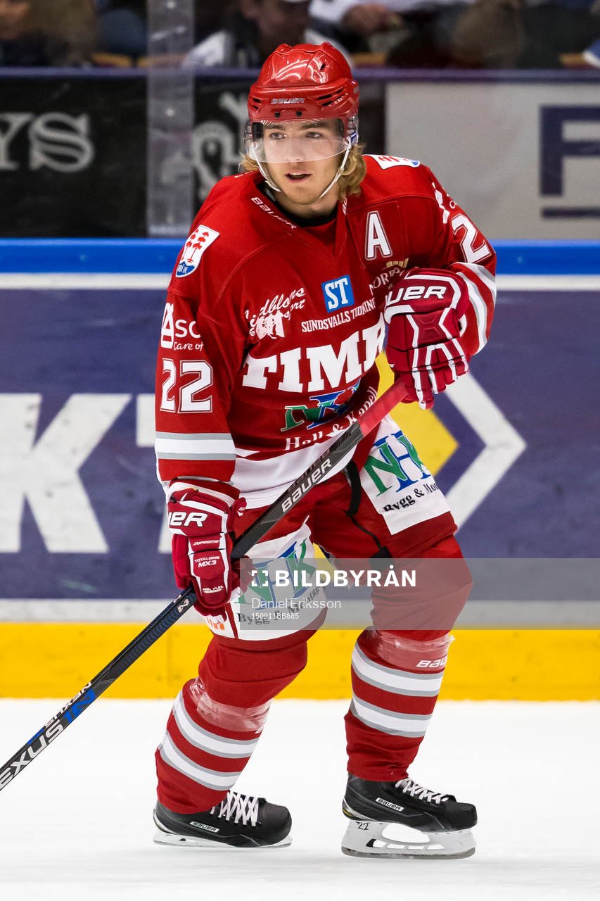 Timrå Emil Berglund i ishockeymatchen i hockeyallsvenskan