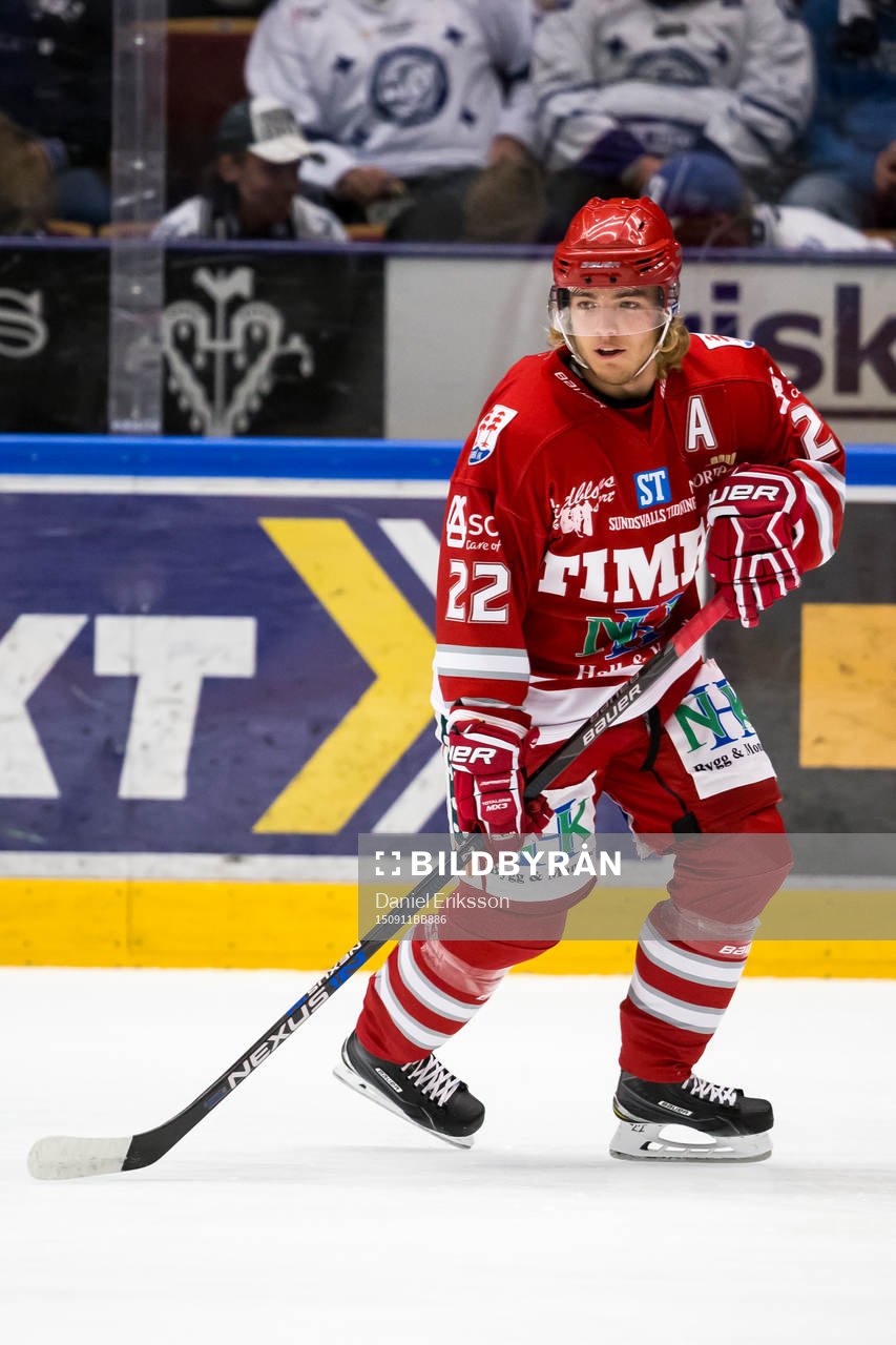 Timrå Emil Berglund i ishockeymatchen i hockeyallsvenskan