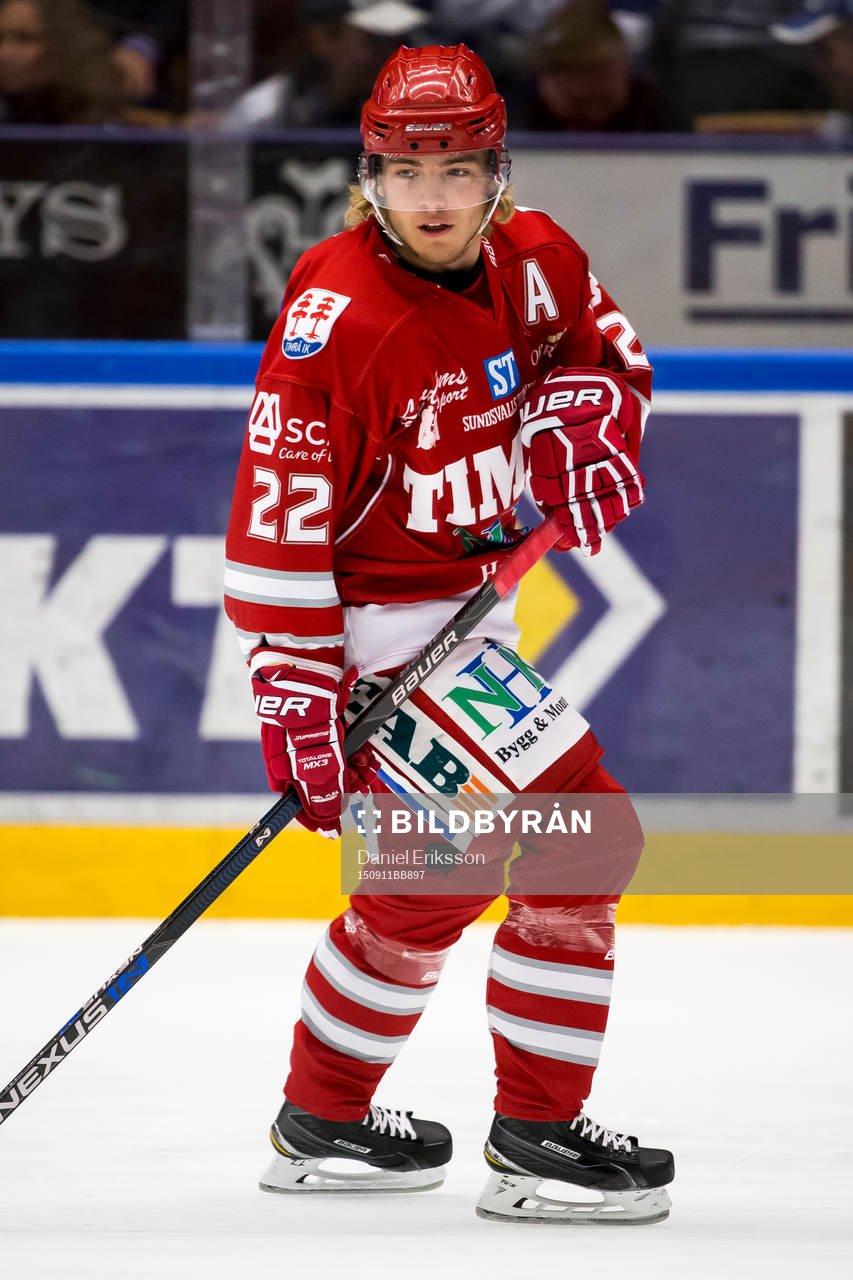 Timrå Emil Berglund i ishockeymatchen i hockeyallsvenskan